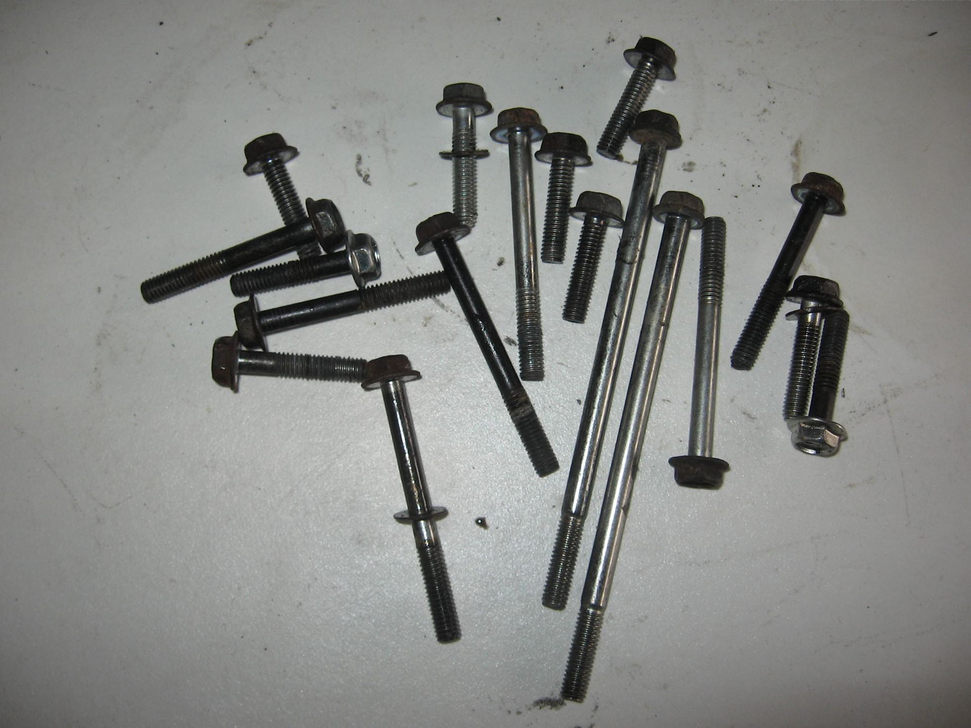set ( 18 stuks )bouten kop gn250	15500-6607 , 09103-06052 ,01550-06457 , 01550-06307