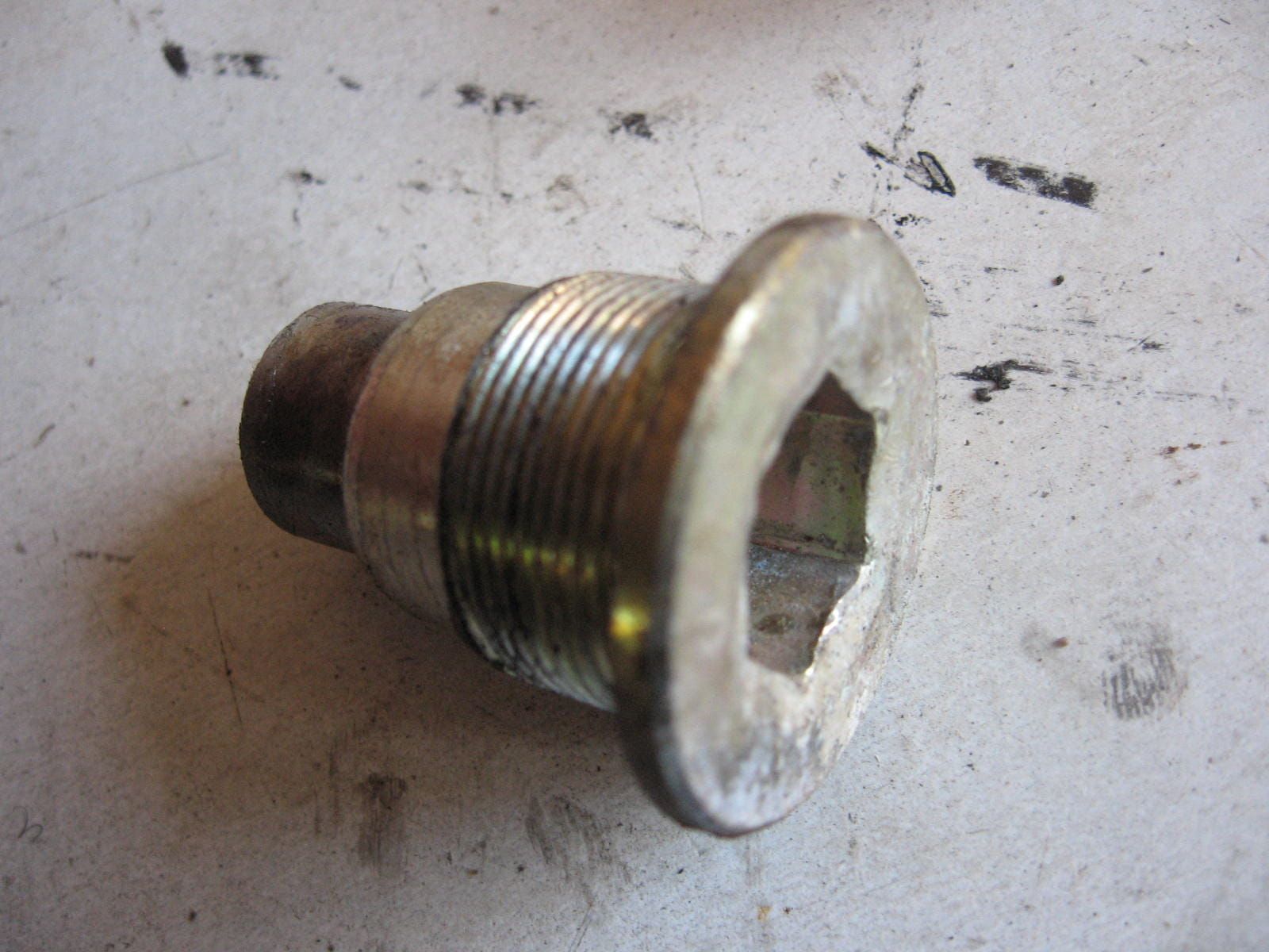 achterbrugbout links	Vt500c 1983-86 , vt500f 83-84 , vt700c 84-86	90124-me9-000 (1)