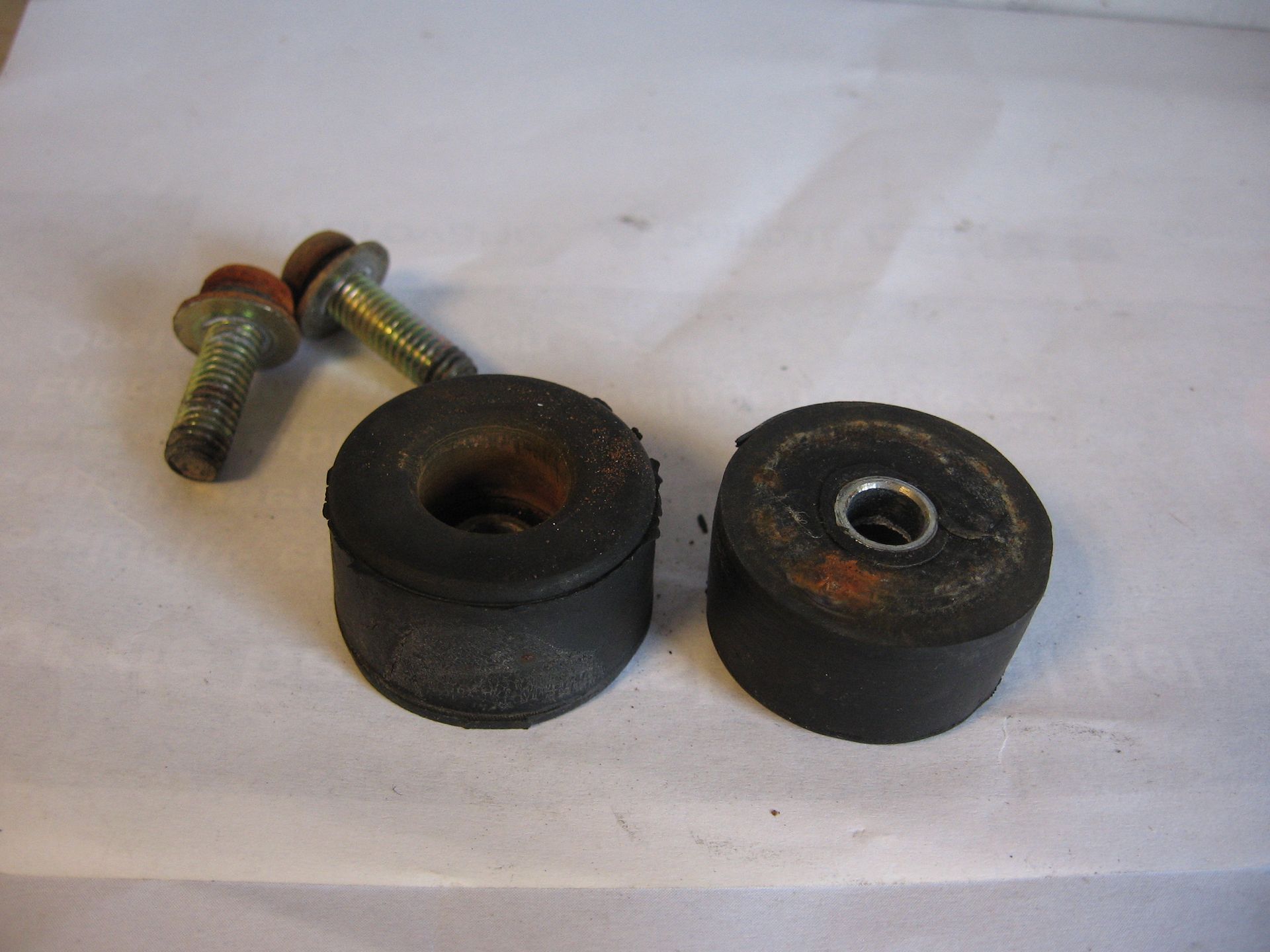 2x rubberdoppen op frame steunen zadel	gsx400e  	45149-44400