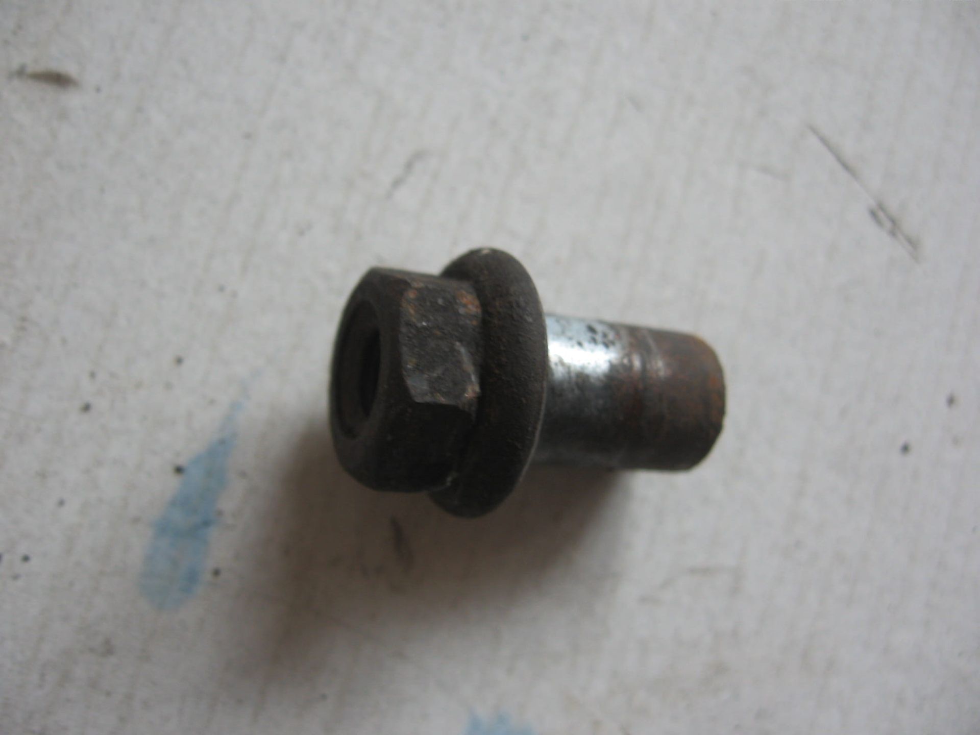 moer lang bevestiging onderkuip voorkant	Gsx600f 1988-97 , gsx750f 1989-97 	94590-19c00