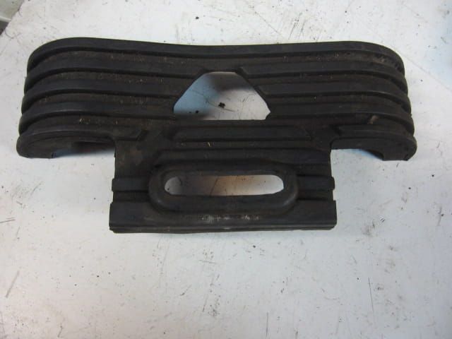 rubber achterste bevestiging  benzine tank  // TR1		5a8-24182-00