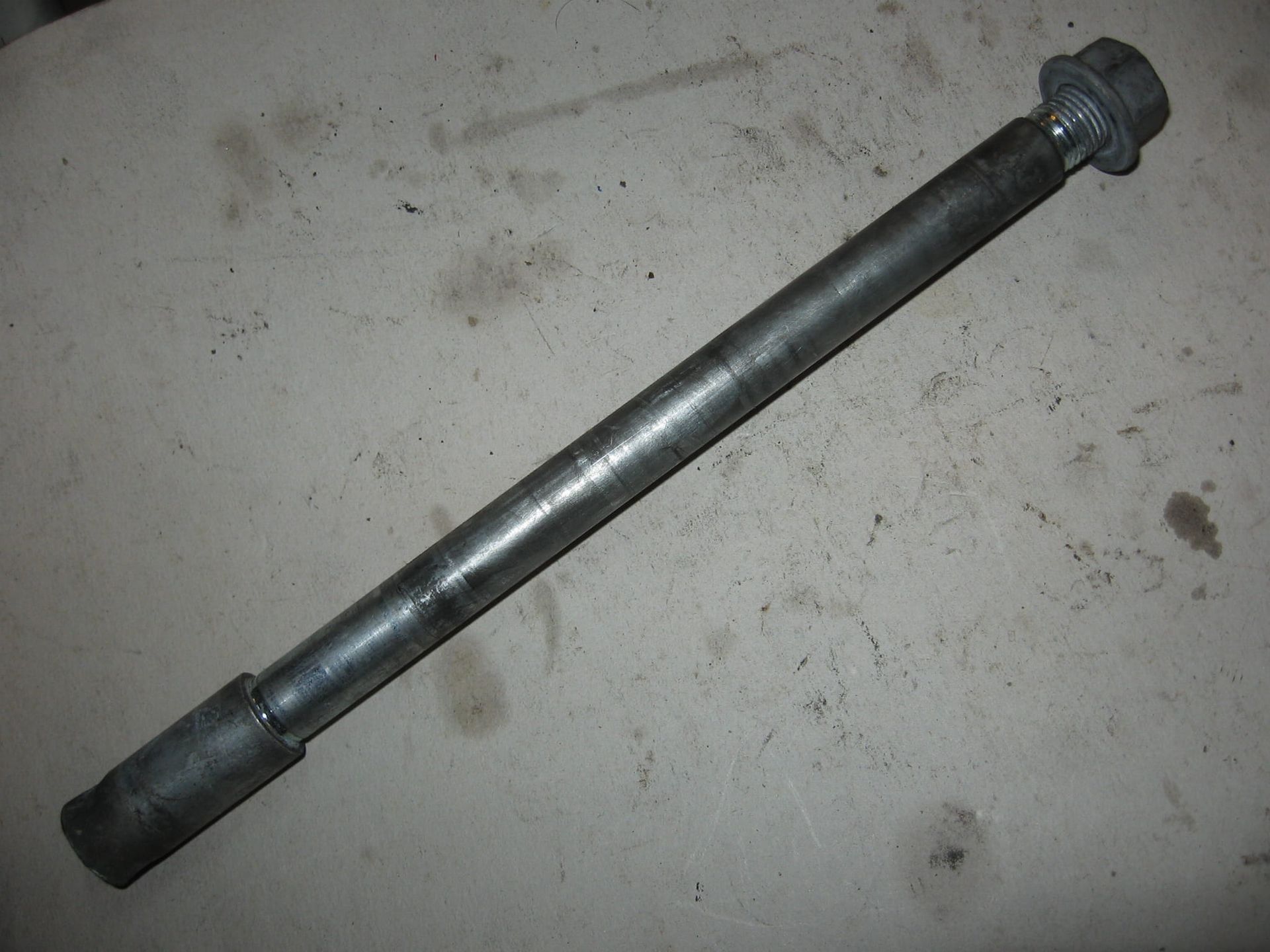 voorwielas 15mm  met moer	Gpz500  1988-92	41068-1238