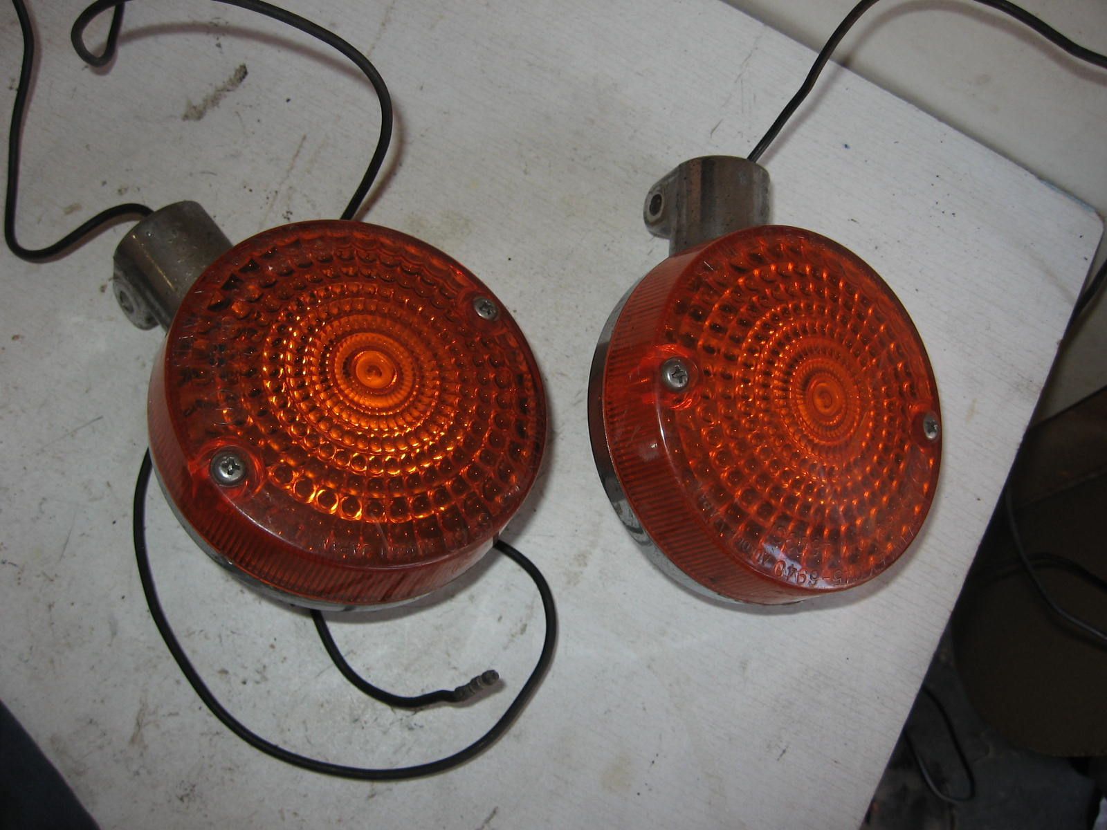 set knipperlicht 	( kunstof huis , 1 met schaafplek ) Cb750f 1980	33600-377-671 , 33650-377-671