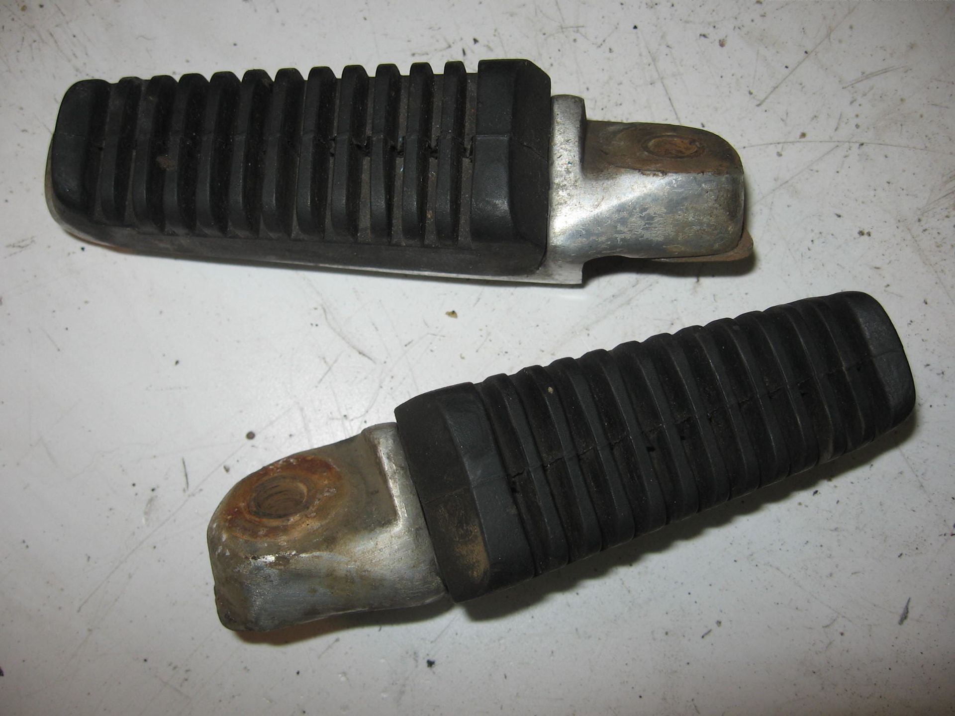 voetsteunen passagier links + rechts // gsx750e 43600-49200	43600-49201