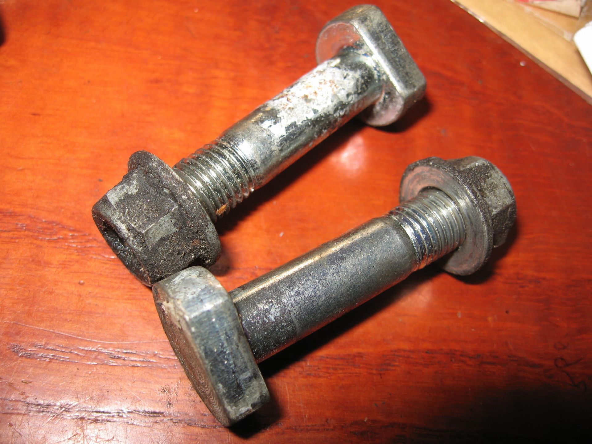 2x bout met moer achtertandwiel	Gsxr750 85-95	09119-10037