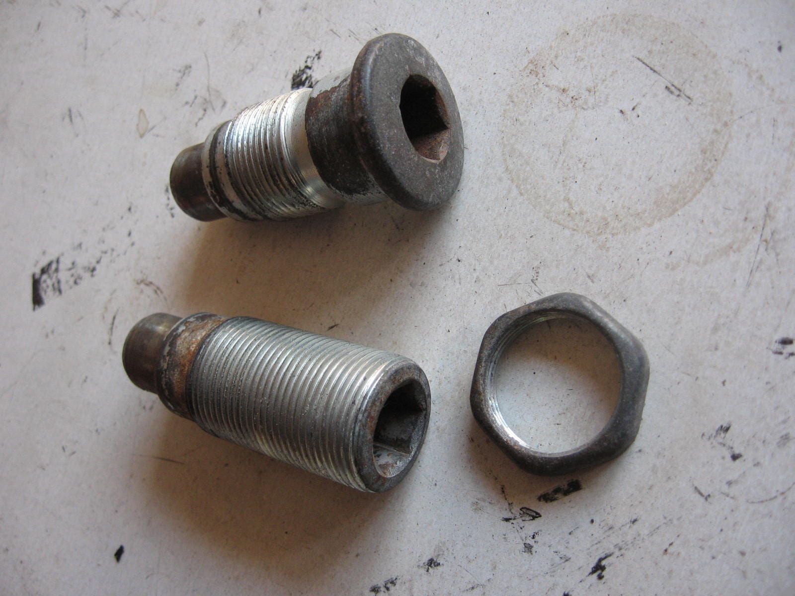 set achterbrugbout links rechts	Vf500c 1984-85 , vf500f 1985-86	90121-mj8-000 + 90122-mj8-000