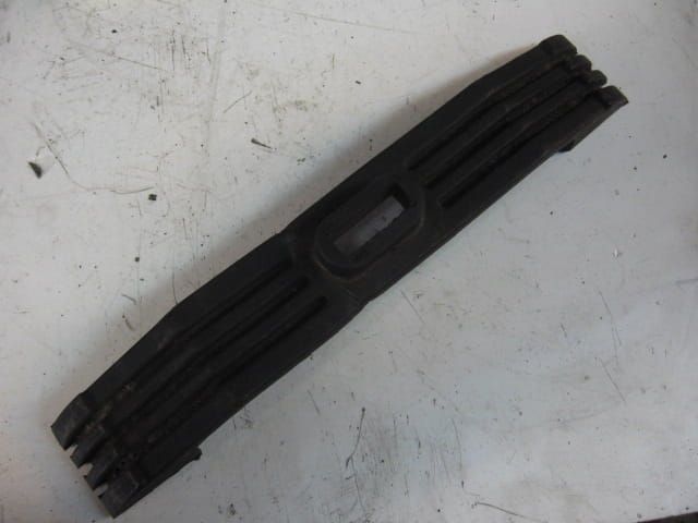 rubber achterste bevestiging  benzine tank  // xz550 vision 1982		11H-24182-00