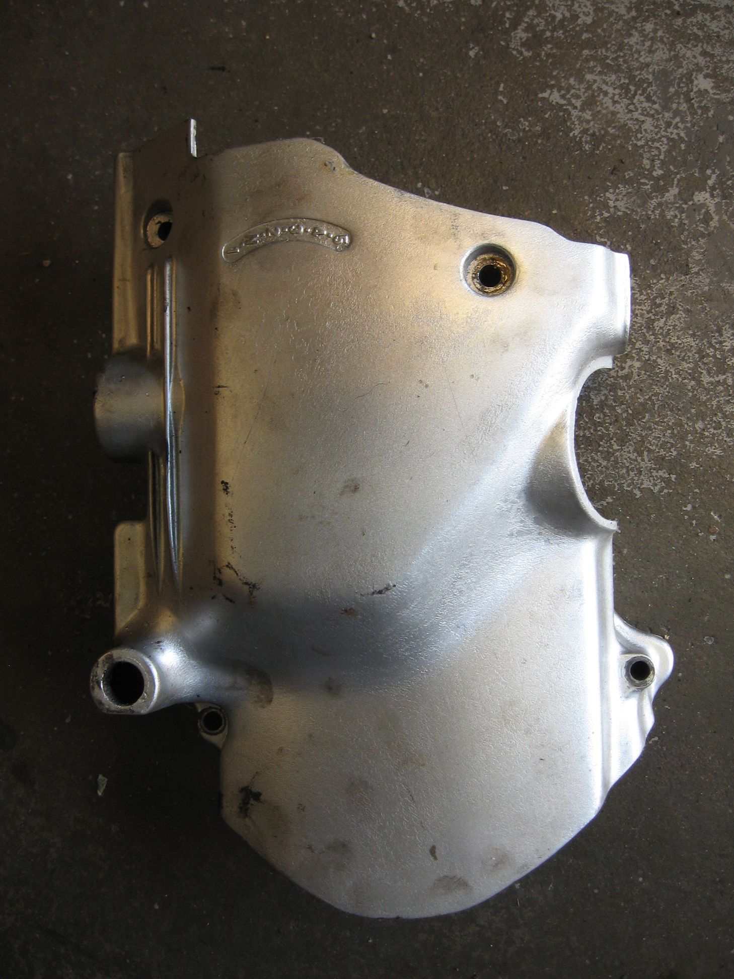 blokdeksel links oliepomp en voortandwiel	Cb750 79-82  	11361-438-000		,	zilver gespoten