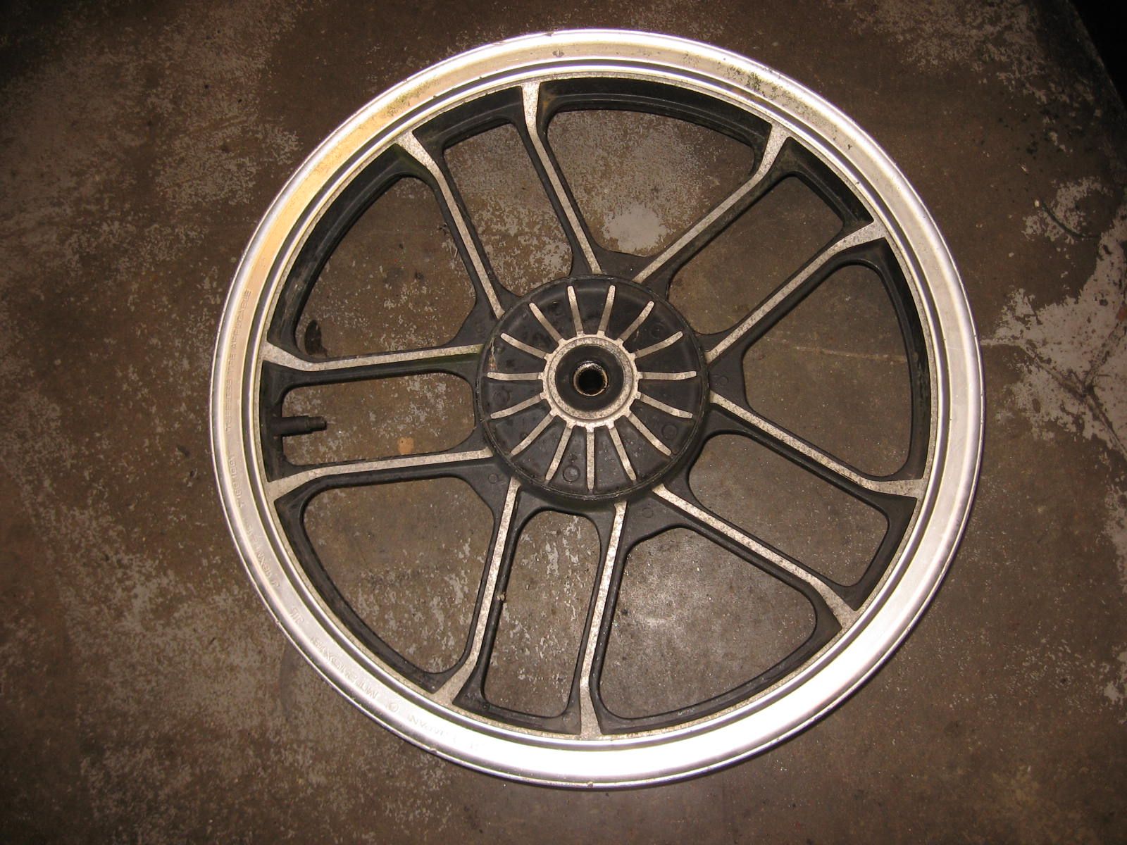 voorwiel  	Vt500c 1983-86 , vt500f	44650-mf5-000	44650-mf5-305