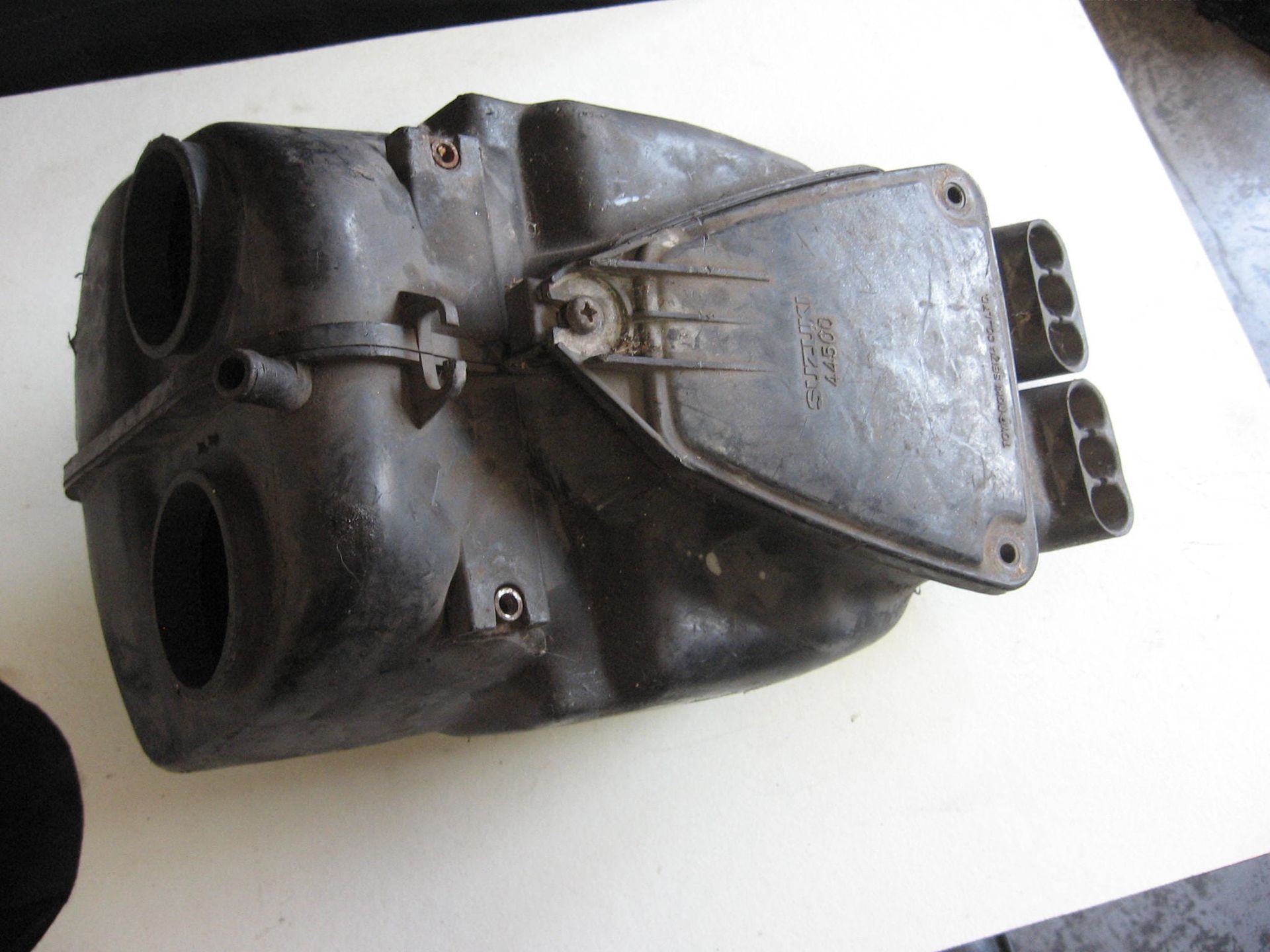 Luchtfilterhuis + deksel gsx400e , gs450 gs300 1985		13700-44502 +13740-44500