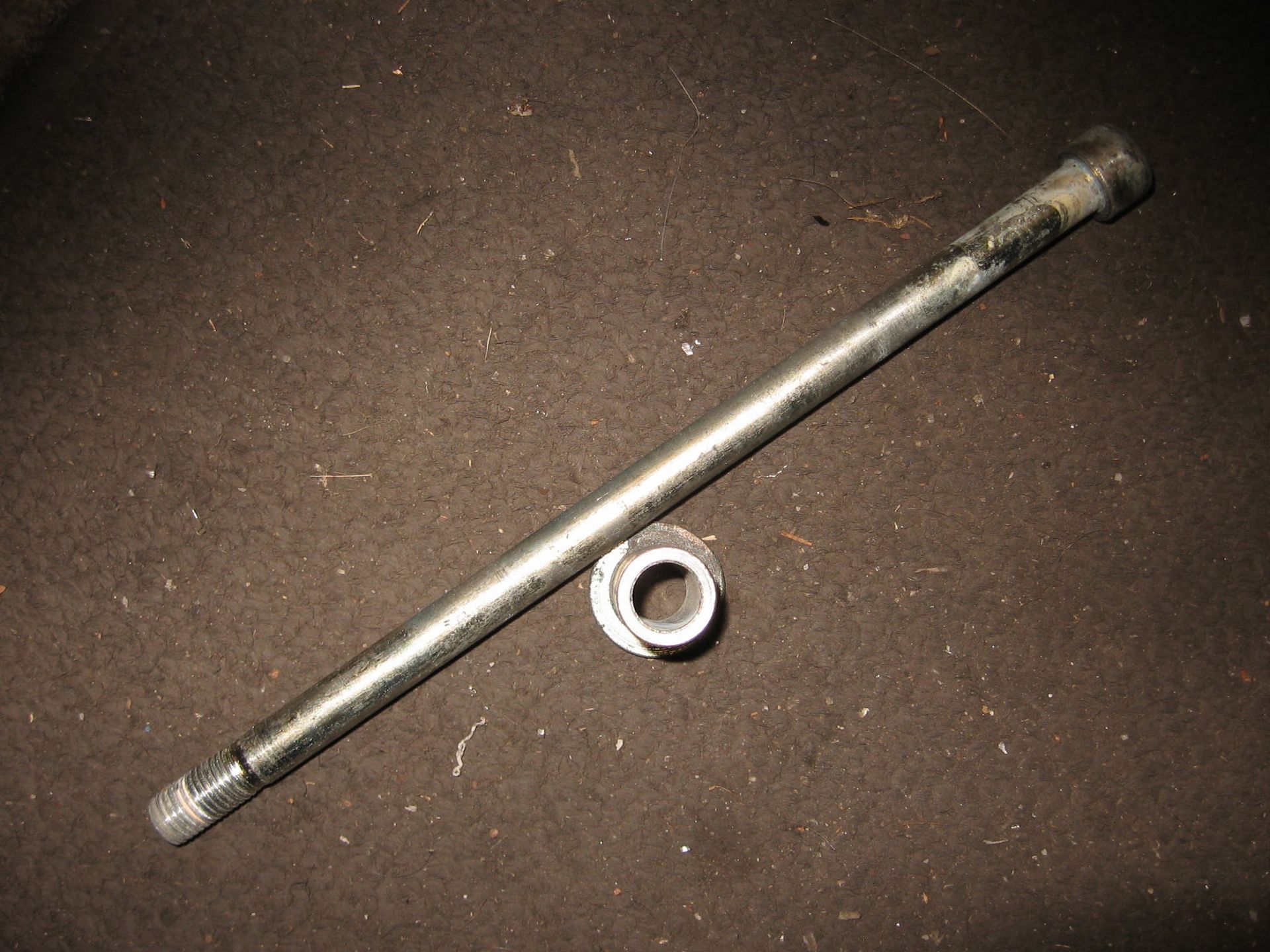 afstelbus frame/blok en onderste imbusblokbout M10 achteraan carter	Fzr1000 89-95 ,  	90387-105v7 ,90110-10169