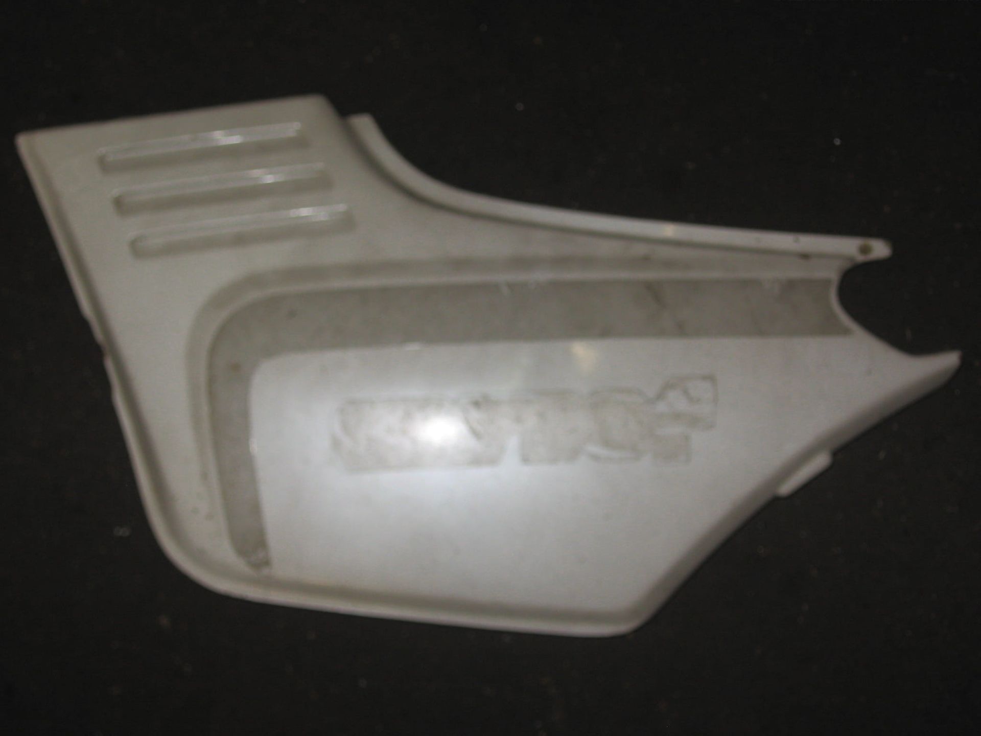 frame zijkap links // 	cb900f	83730-438	83730-445-