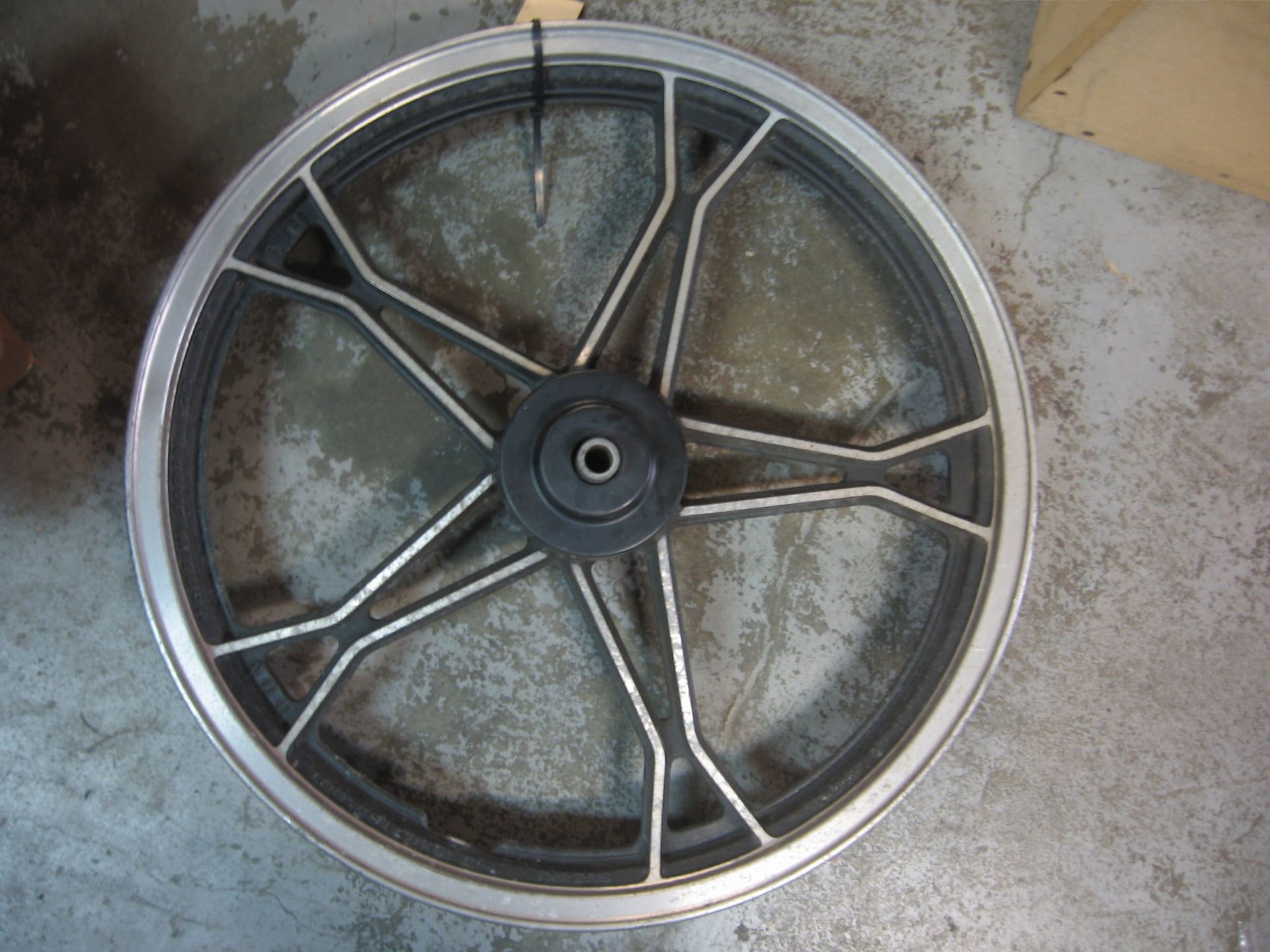 voorwiel 	Gs450l  1980-88 , gs450t ,gs650 1981-83	54111-45300-291