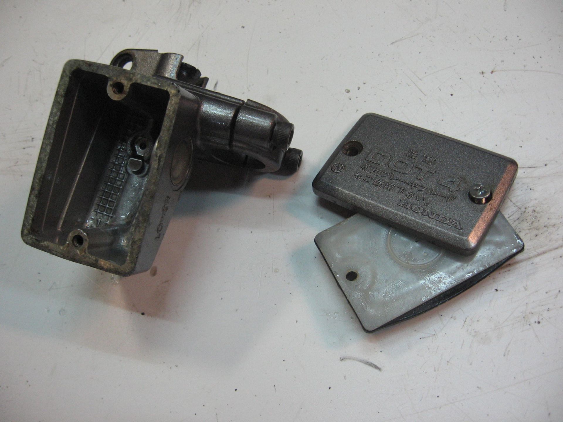hoofdremcilinder voor -- VFR400 ZG 1986		45500-ML0-006