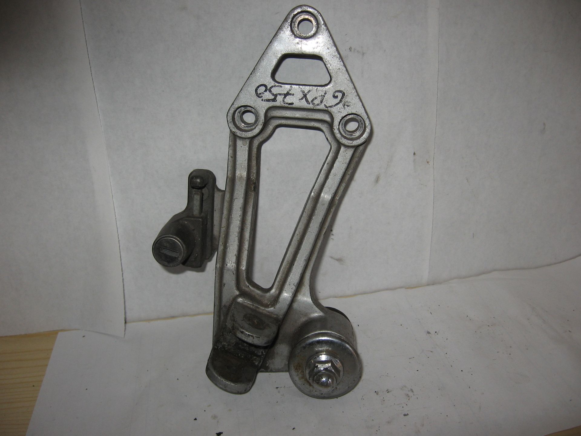 RightHand stay muffler , recgter voetsteunhouder / demper rechts 	Gpx750r 87-90	35011-1313