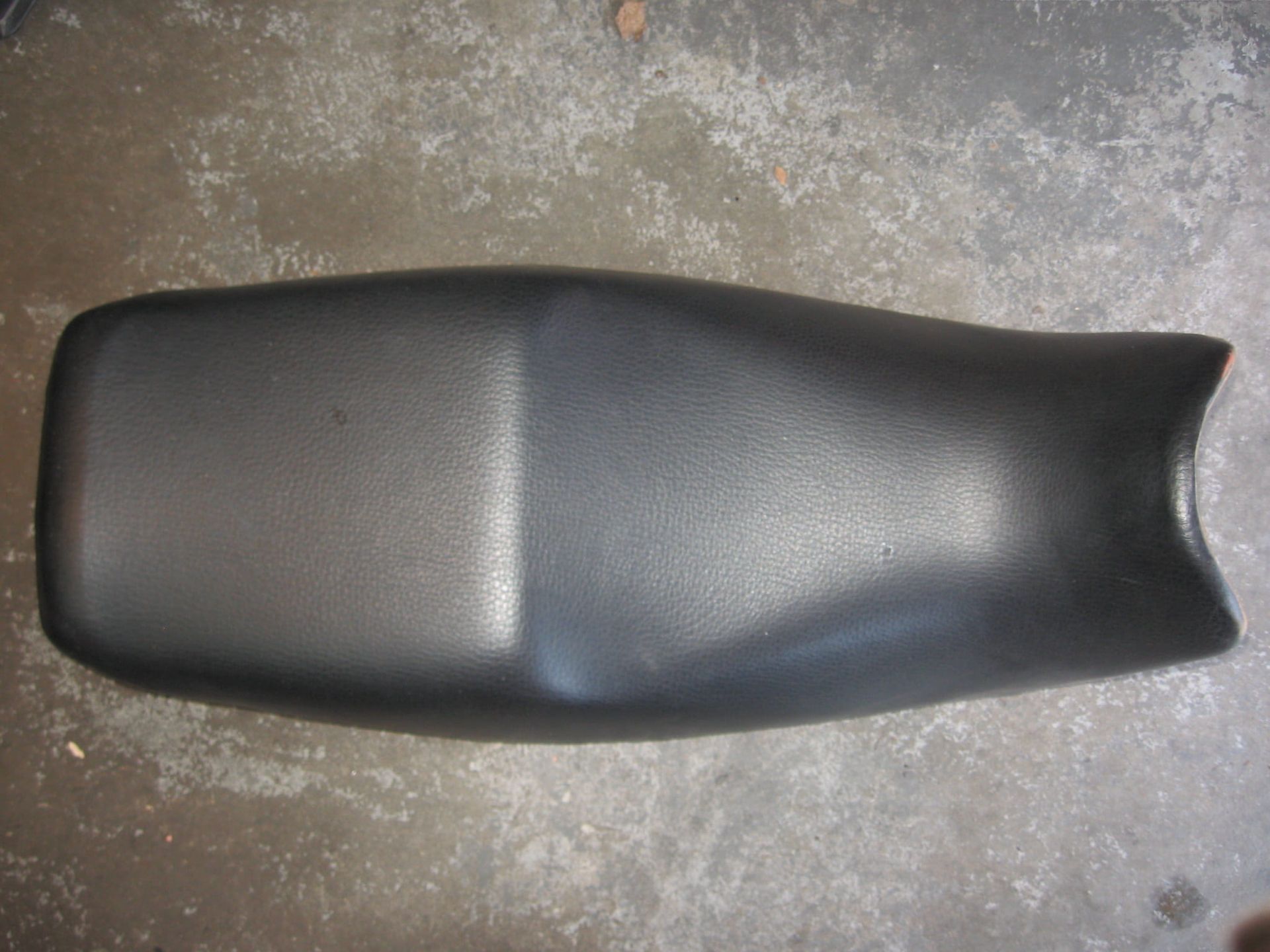 zadel	Gpz500s 1987-93	53001-1519			1	beschadiging linksachterop