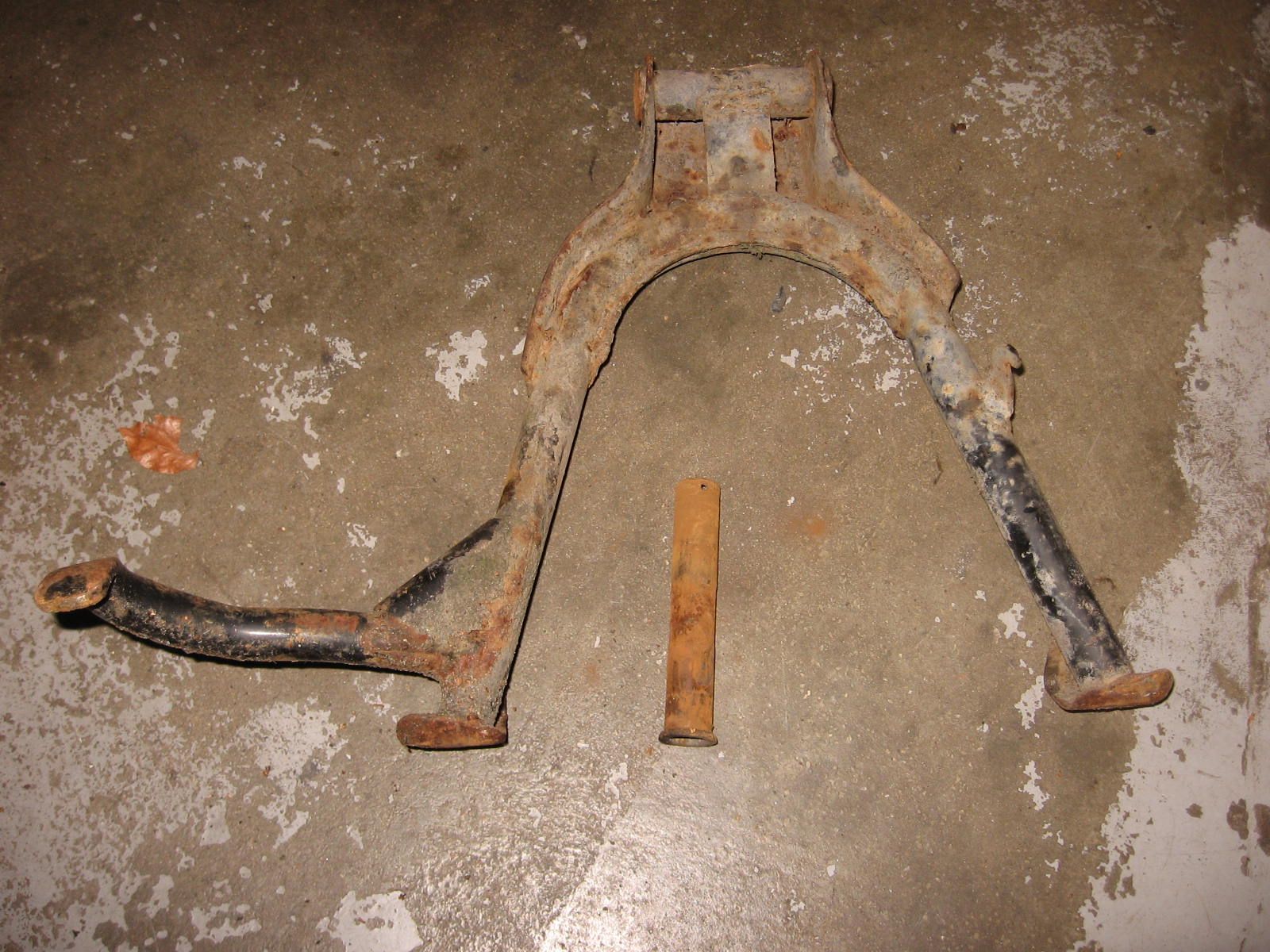 Middenbok ,	cb250 R 1992-98	50500-kbg-700 , met roest maar hard)