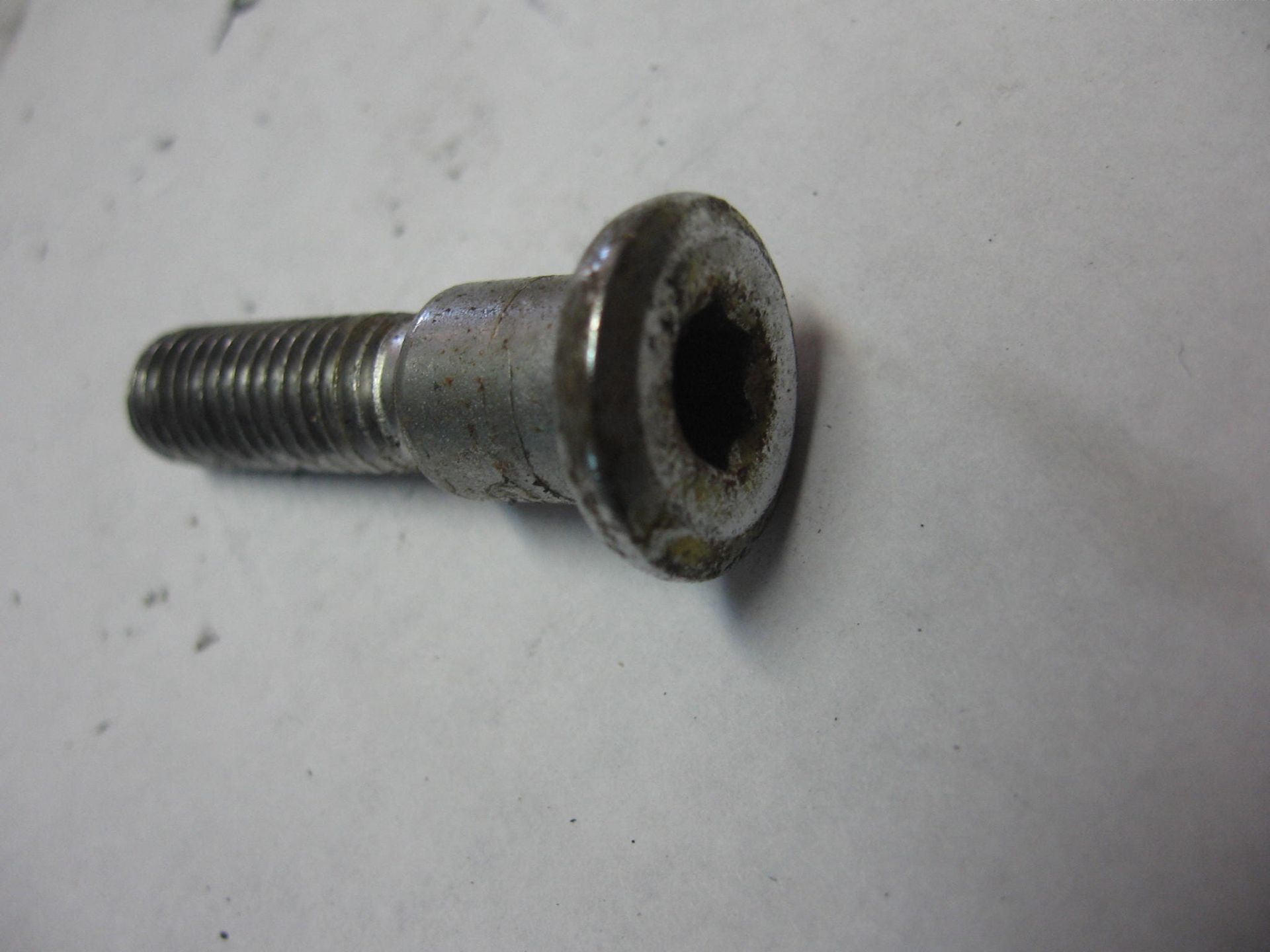 imbus plattekop bevesteging remschijf  M8x32 borst D 10 x L 10 mm – gsx1100 f 1988-94		09106-08062	09106-08082