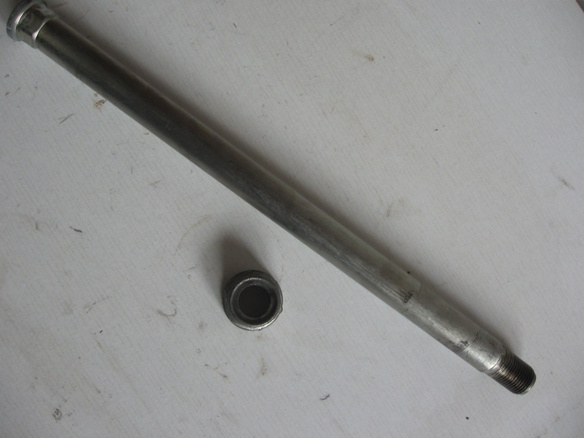 Achterbrugas met moer // 	Cbr900rr 1992-99 , cbr1100xx 1997-2003	52101-mw0-000 + 90305-mb4-003