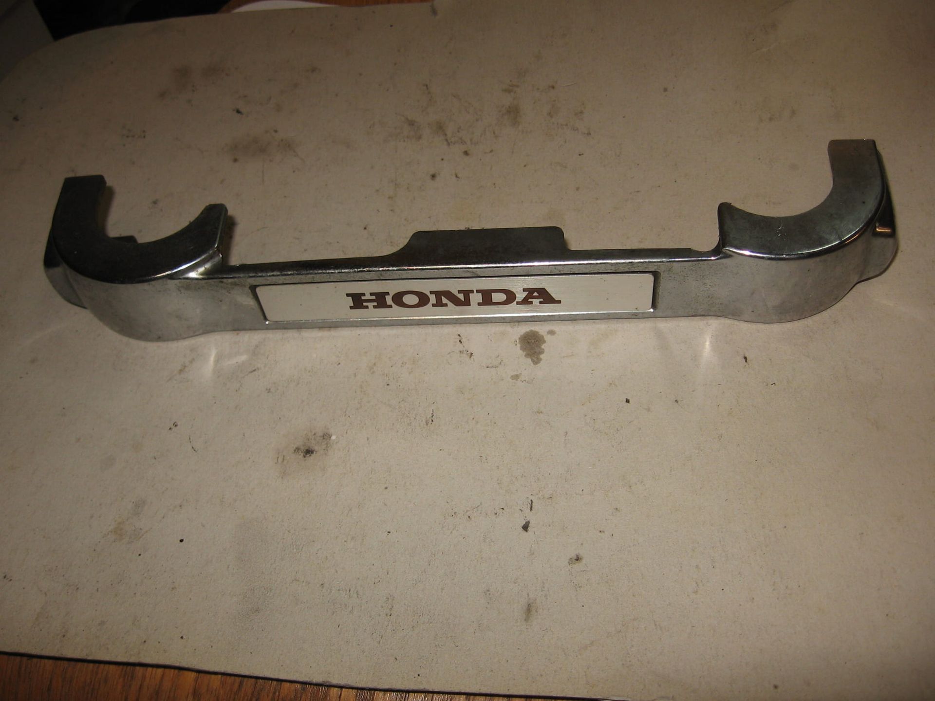 cover onderstebalhoofdplaat met tekst HONDA	Vt700c 84-85  	61401-me9-770
