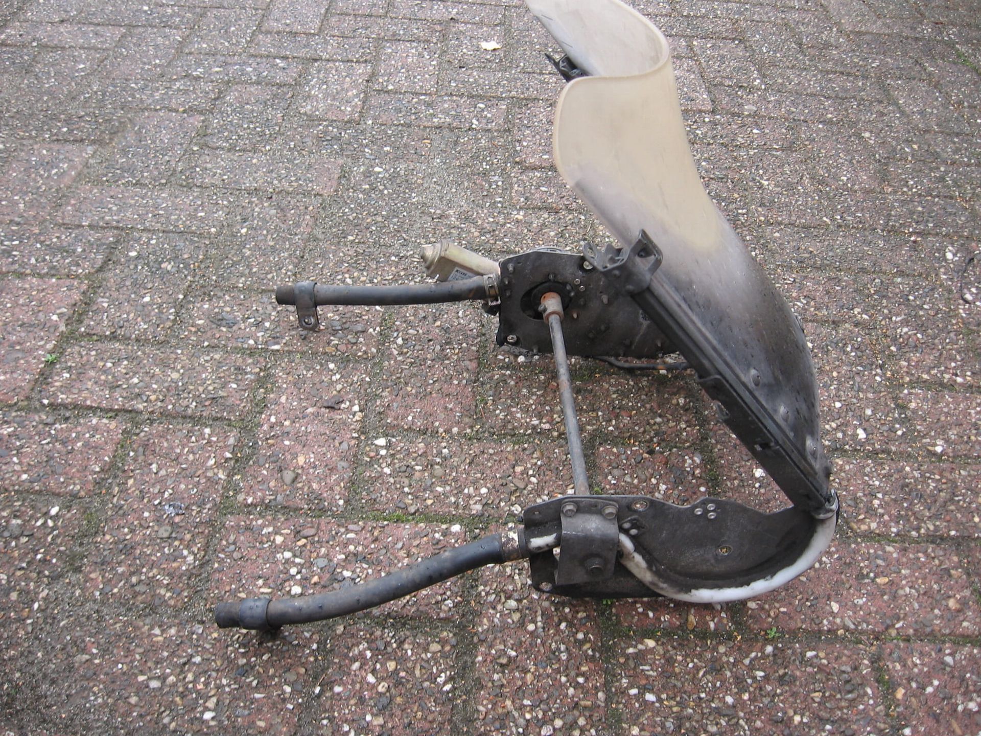 motor kuipruit met geleiding	Gsx1100F 1988-94	94600-48810	94600-48860,94600-48830,94600-48850,94600-48870,9462-48b00	,	ruit niet meer helder