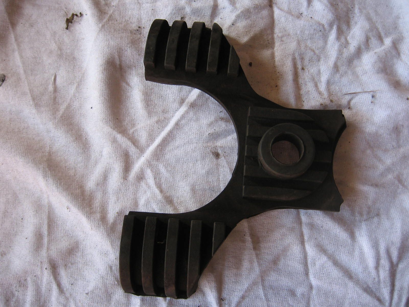 achterste tankrubber 	xv750 xv1000 xv700 xv1100	42x-24182