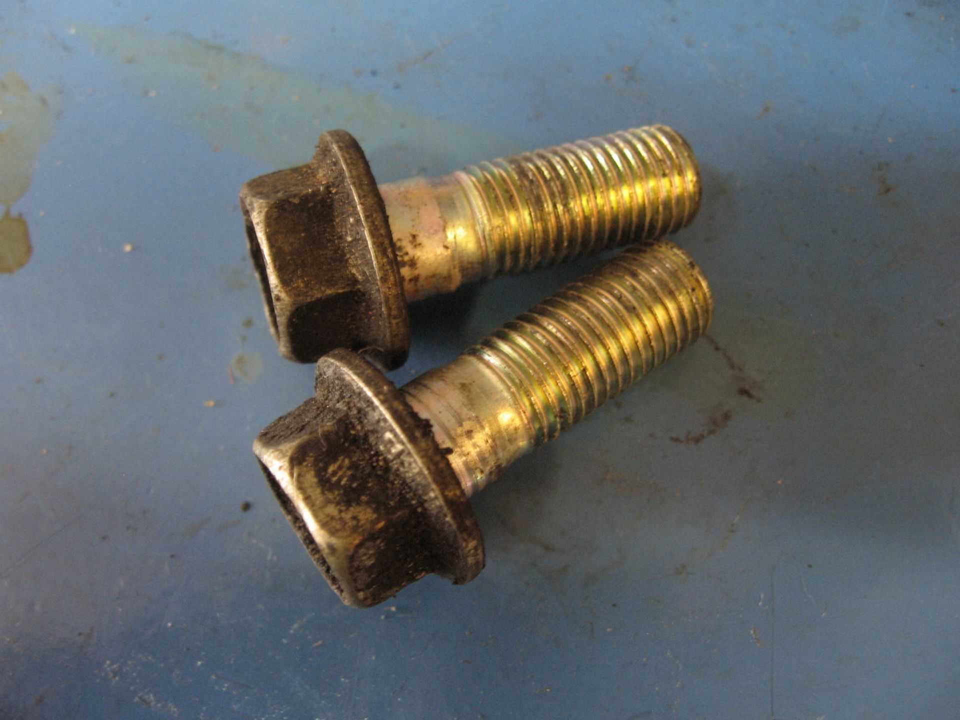 2x bouten meenemer in achterwiel	cx500, gl500 , gl650   	90128-402-000