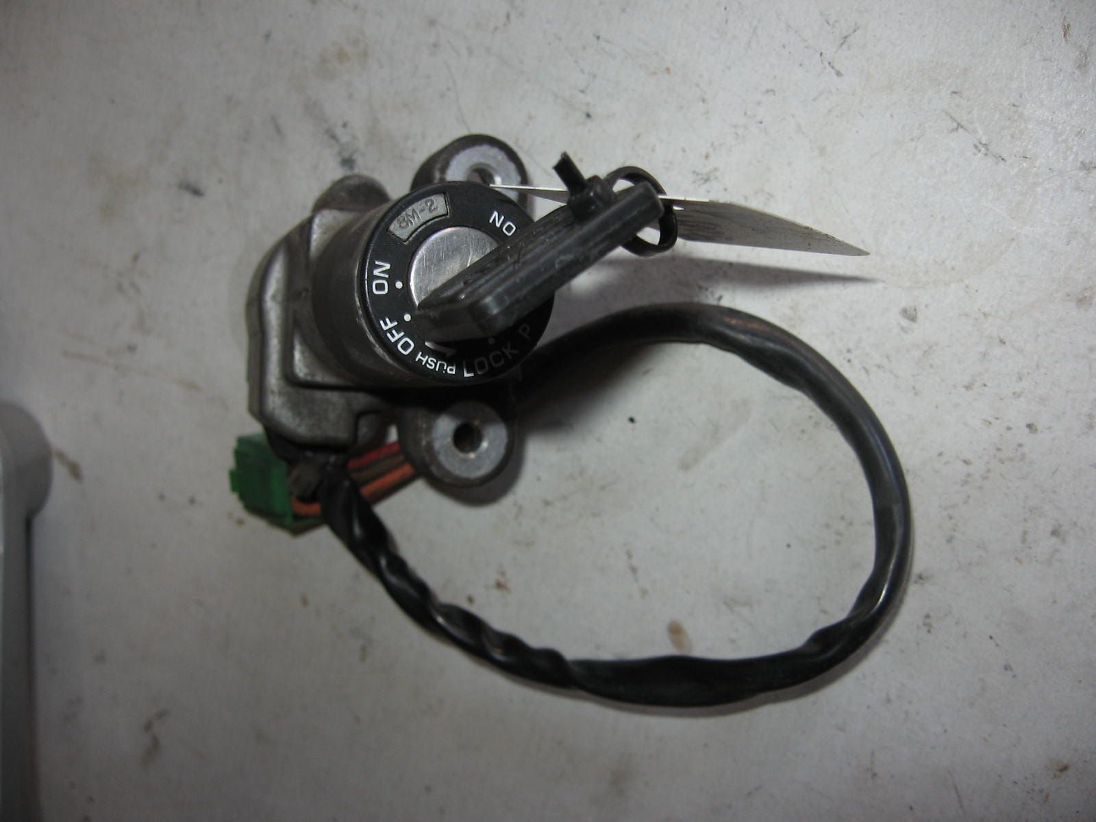 kontaktslot met 1 sleutel	Gsx600f 88-97 , gsx750f 89-97	37100-26D02	37100-26D03
