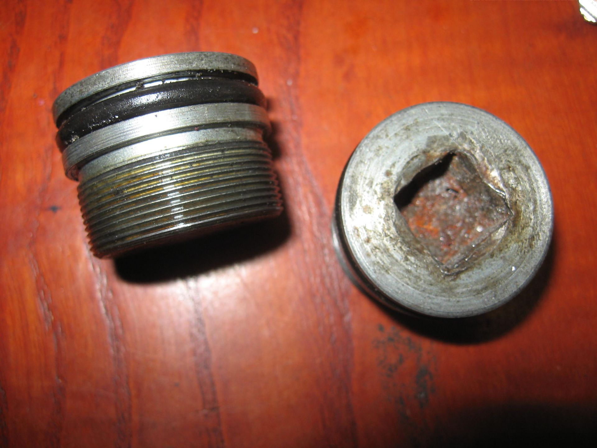 1x Schroef dop op voorpoot // KZ650 z650 77-80 , kz1000c 78-80 police
