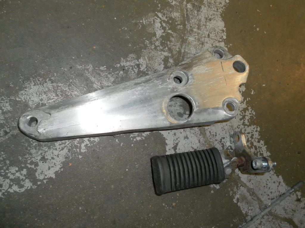 voetsteun met voetseunhouder bestuurder  en  schetsplaat passagiersvoetsteun , uitlaat houder rechts	Gsx400e 1983-86, gs450	43510-44402 , 43550-37301	43811-44110