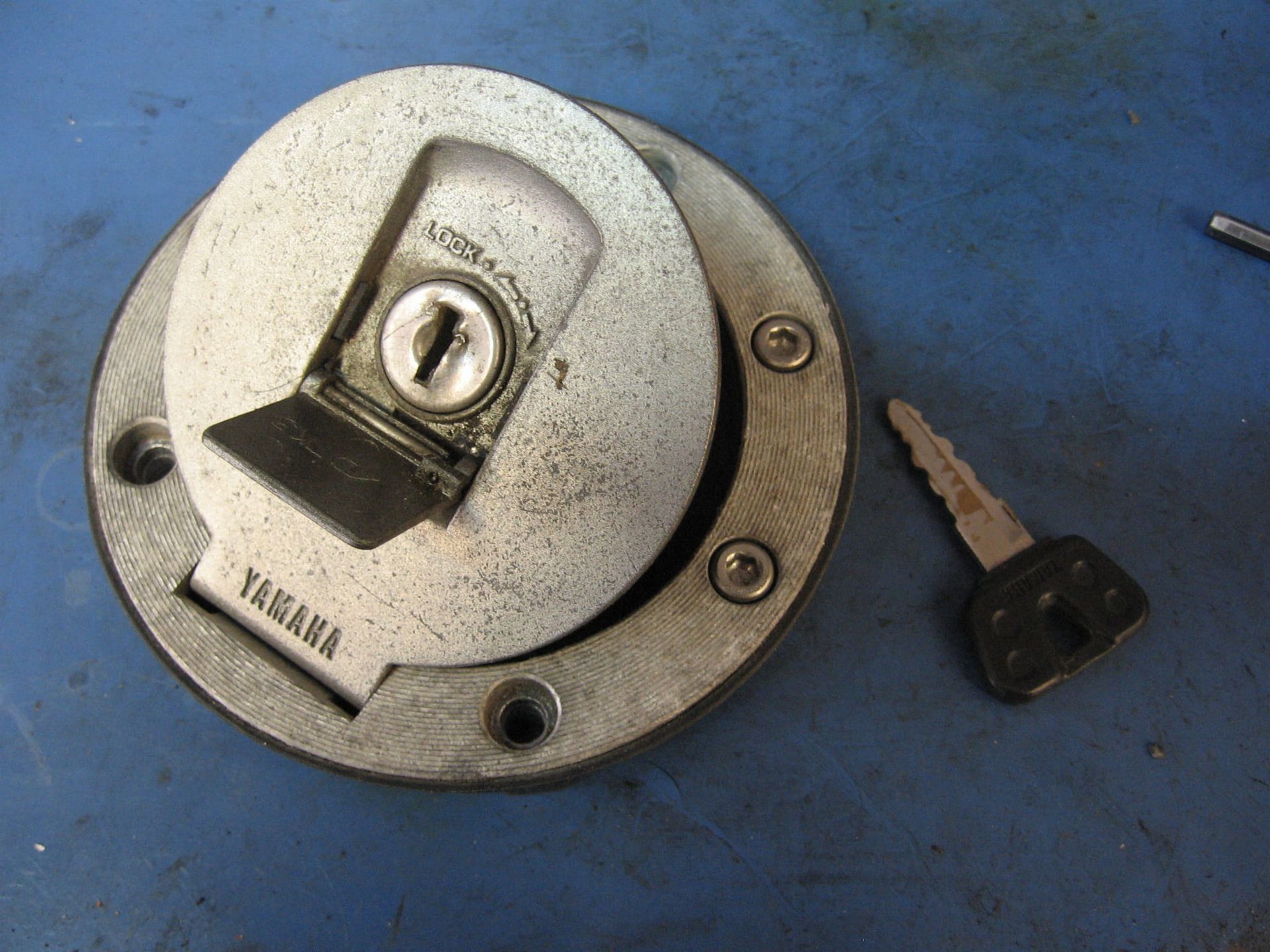 tankdop met 1 sleutel , slotplaat beschadigd	Fzr1000 92 , fj1200	3wp-24602-00	1JK-24602-13