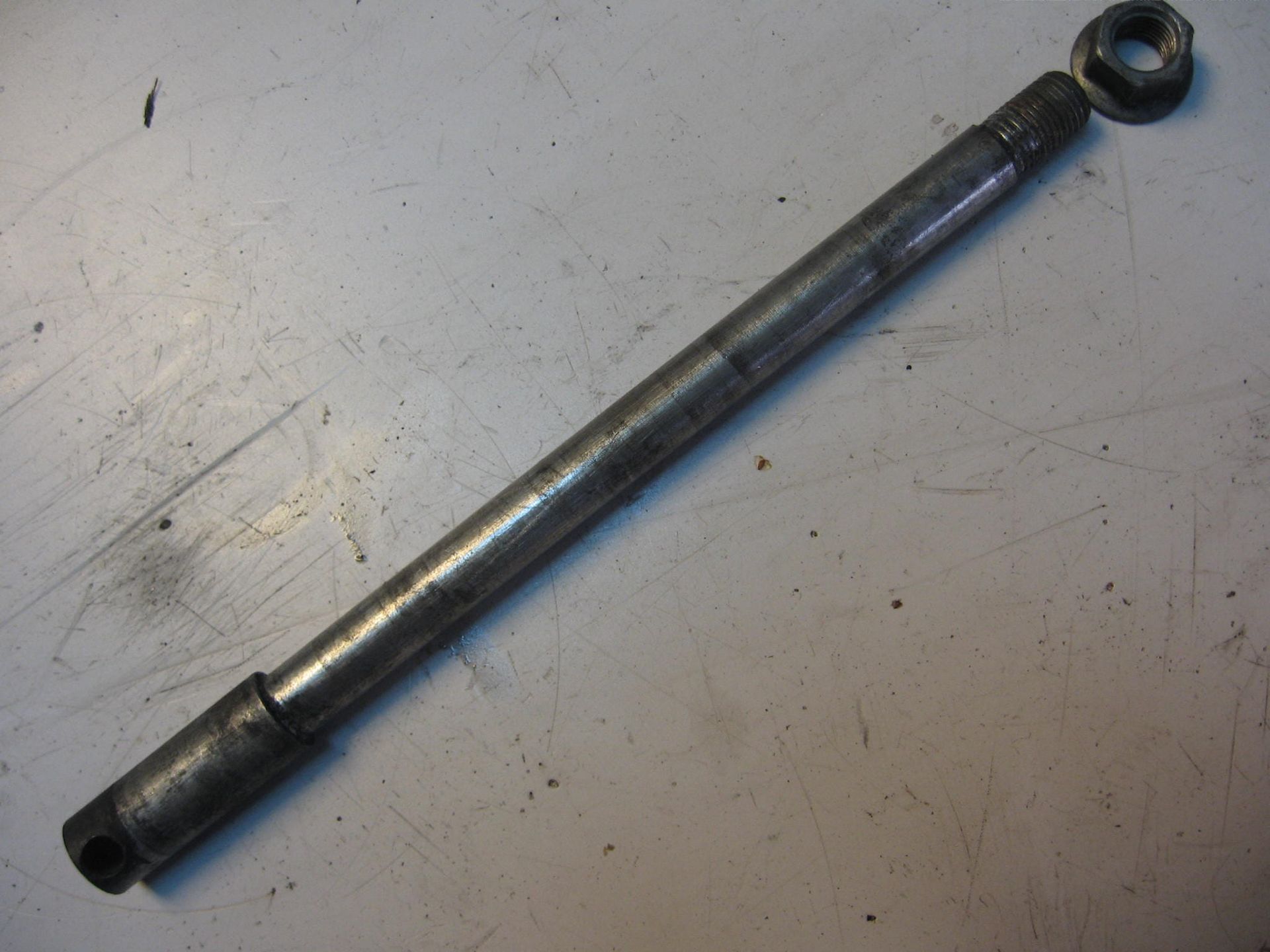 Voorwielas + moer // kz750 H1,2,3,4 f1,k1,2 n2,		41068-1009 + 92015-1407