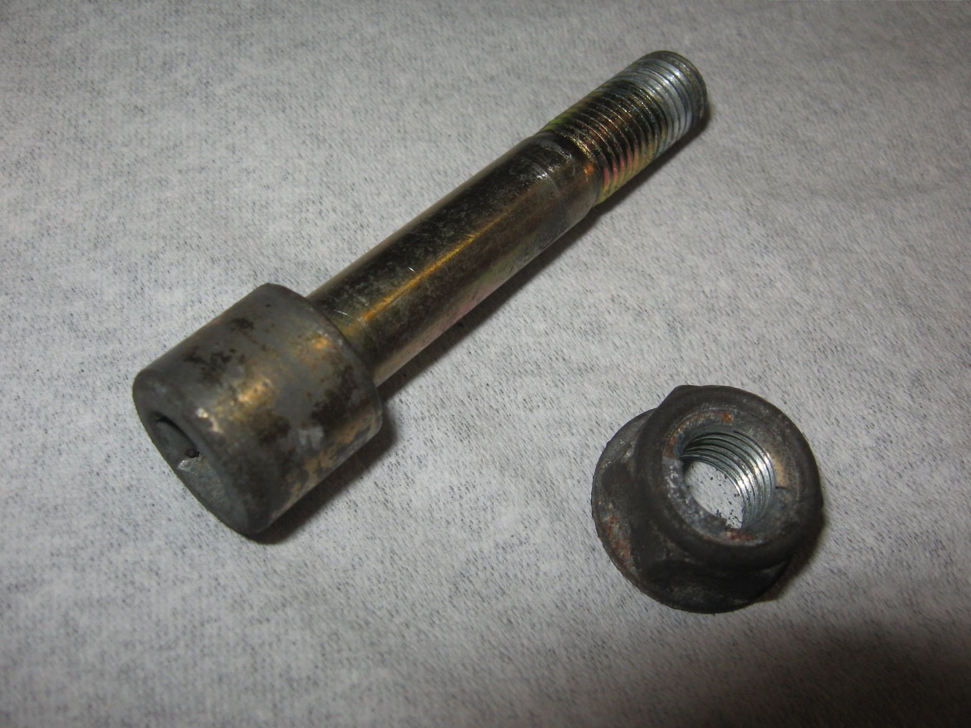 Bovenste imbus bout met moer bevestiging achterveer m10x55	Vfr400rg 1986	90110-ml7-000