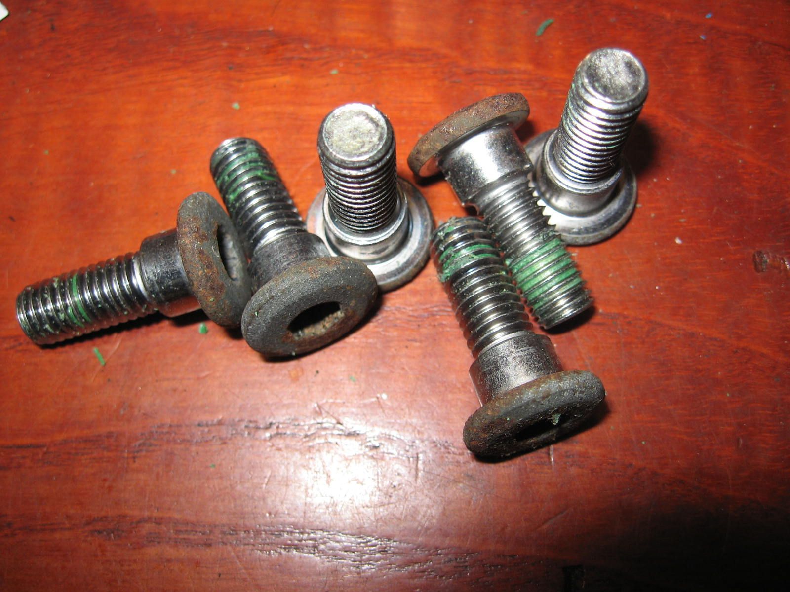 6stuks imbusbout plattekop m8x24 met borst remschijf 	St1100   	90105-mv9-003