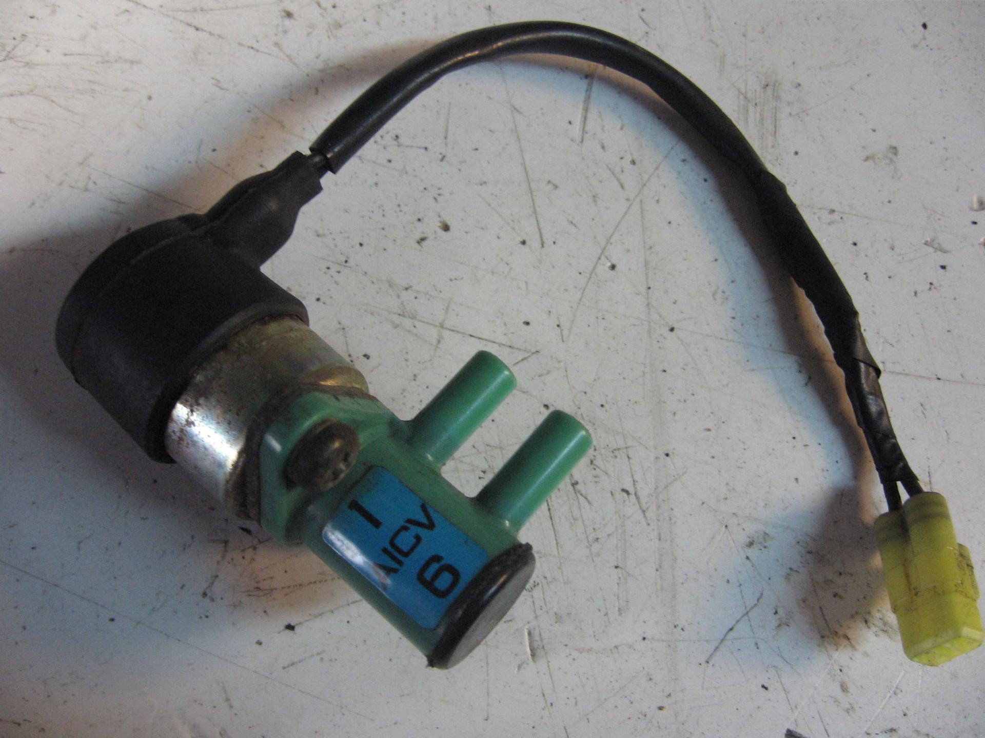 PAIR solenoïde ( 1AICV6 )  voor luchtaanvoer naar uitlaat kanaal // gl1500se 1990		36185-mt8-003