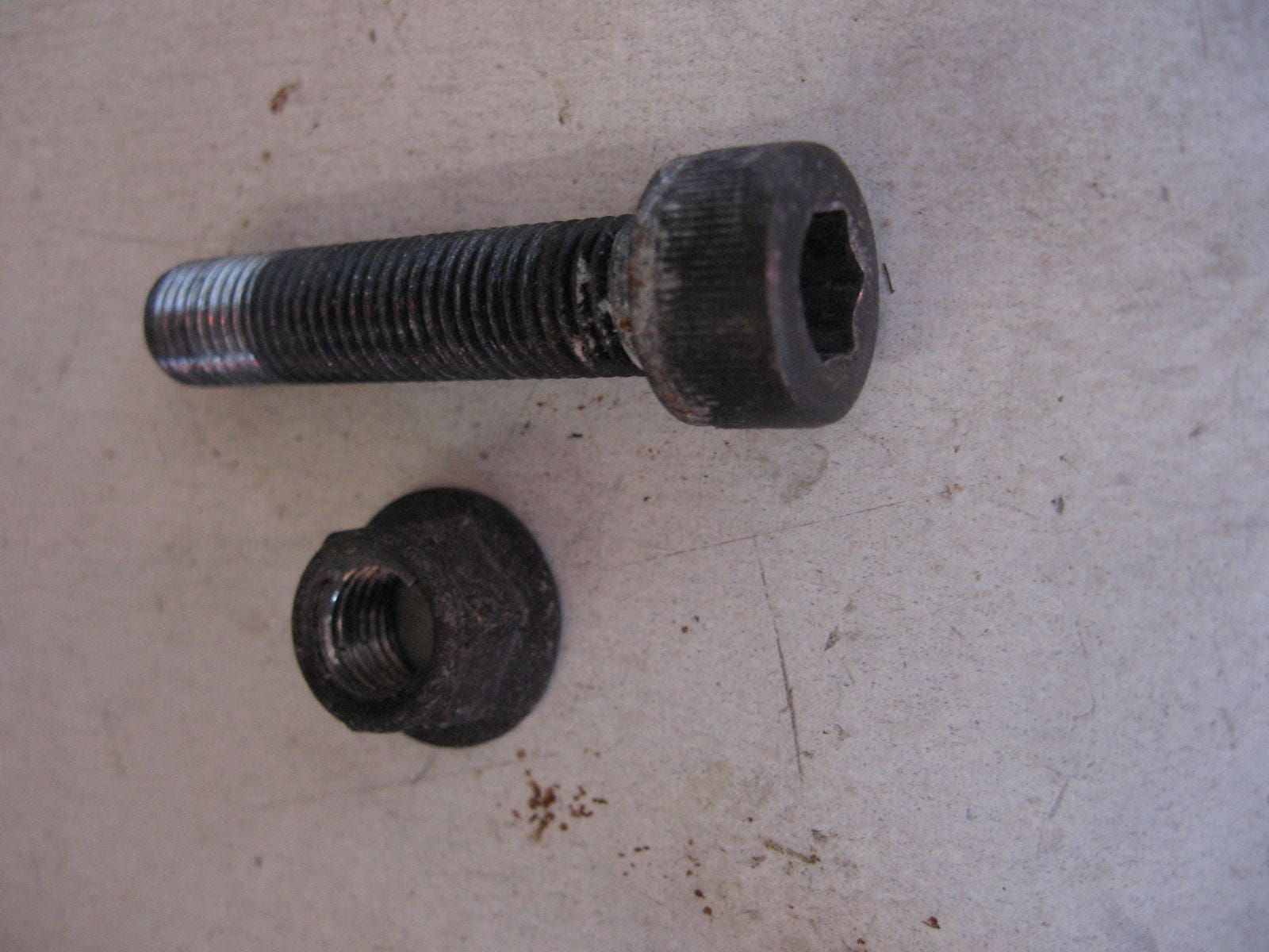 imbusbout met moer bevestiging stuurhelft	Gsx600f 88-2003	09106-10022+08319-31107	09106-10022-XC0	,m10x45x1,25