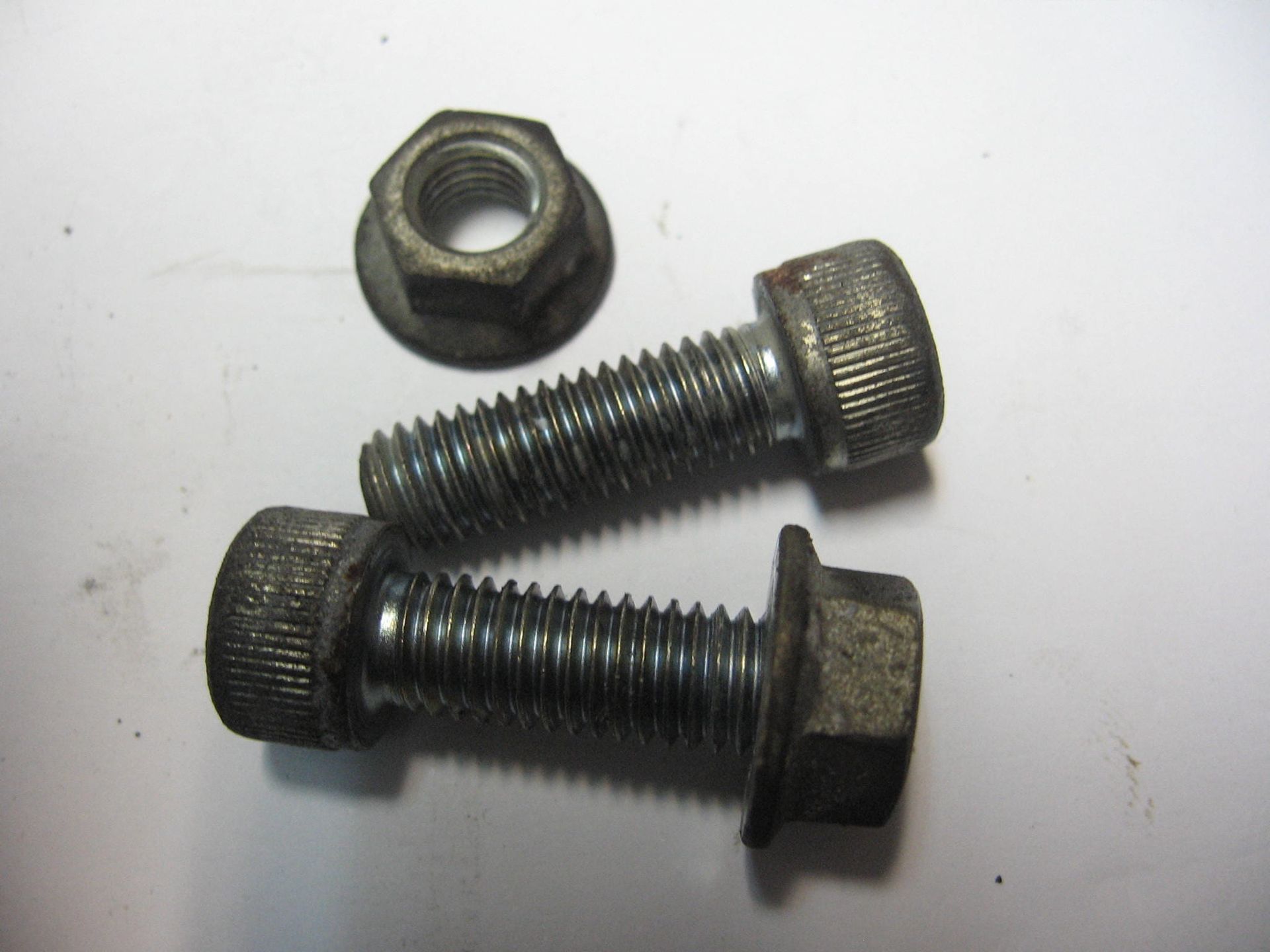 imbusbout met flensmoer M8x25 bevestiging framebuis // vf500f 		90105-KE7-000
