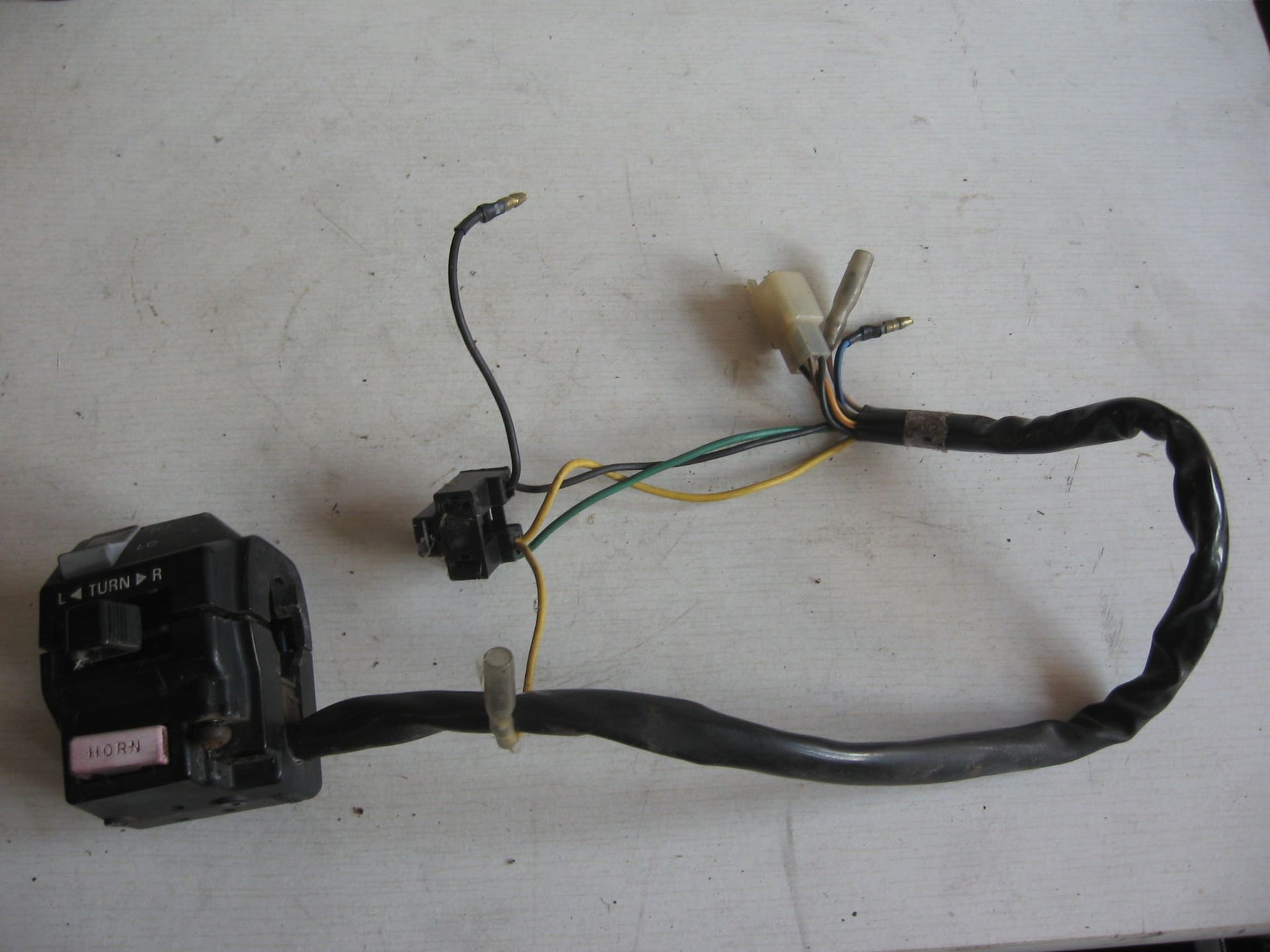 stuur bediening links	Xj700s 1985 – 1986 , xv750 1988-97	2uj-83973-00