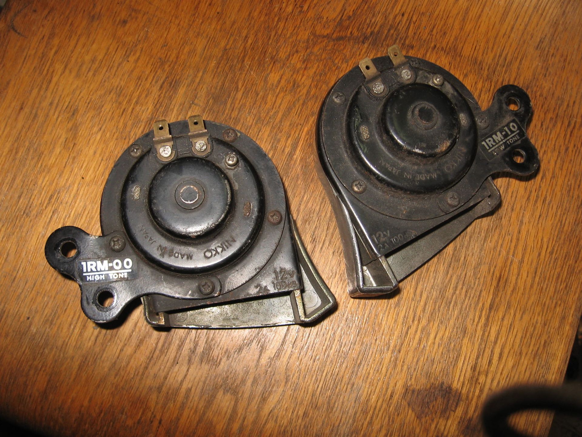 set claxons ( high en low tone) 	xv750	1rm-83371-00 , 7rm83371-10 ?		, schade chroom