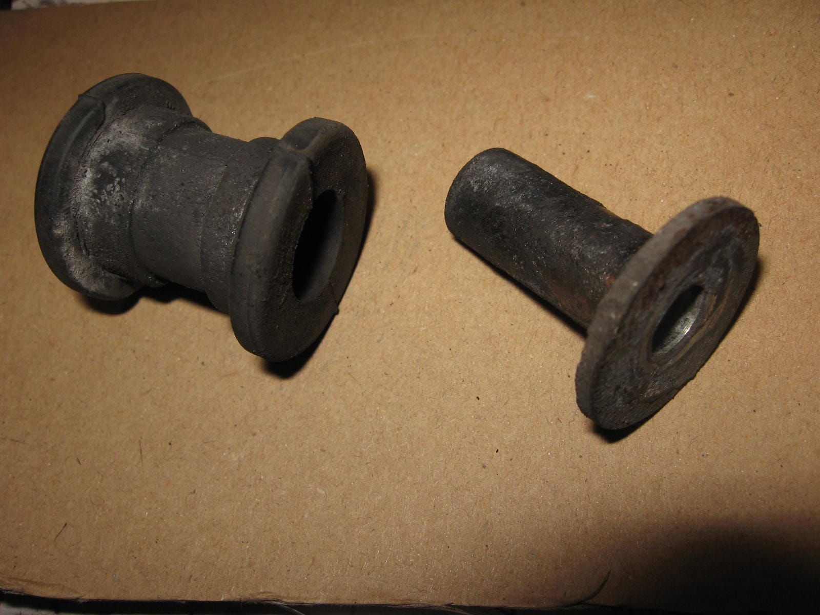 rubberbus bevestiging bochtenset 	Cbr900rr  1992-2003	18421-ma6-000 + 18422-ma6-000
