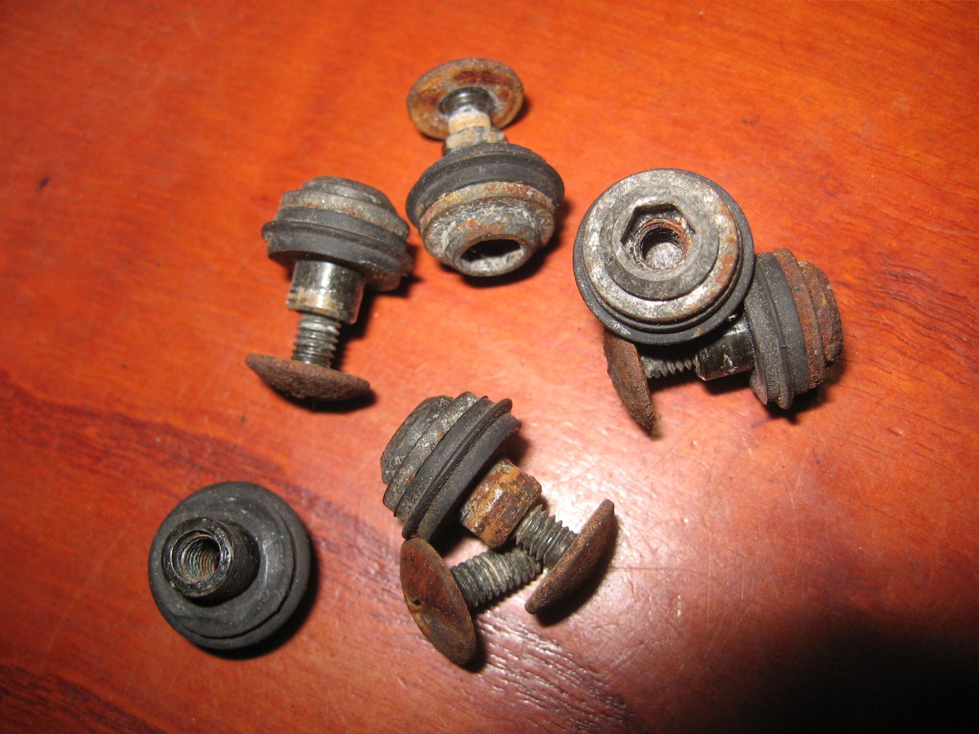 6x boutje +moer bevestiging kuipruit  //vf500f 1985 		90111-MB6-000, 90202-KE8-700	90107-KE8-700 ,90202-MB6-000