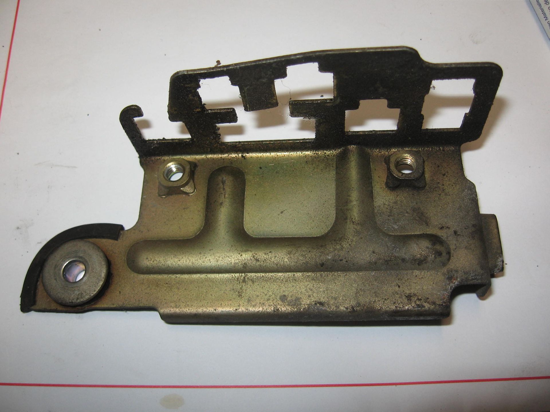 houder stekkers links achter zijkap frame // vf500f 1985-86		30505-ke7-010