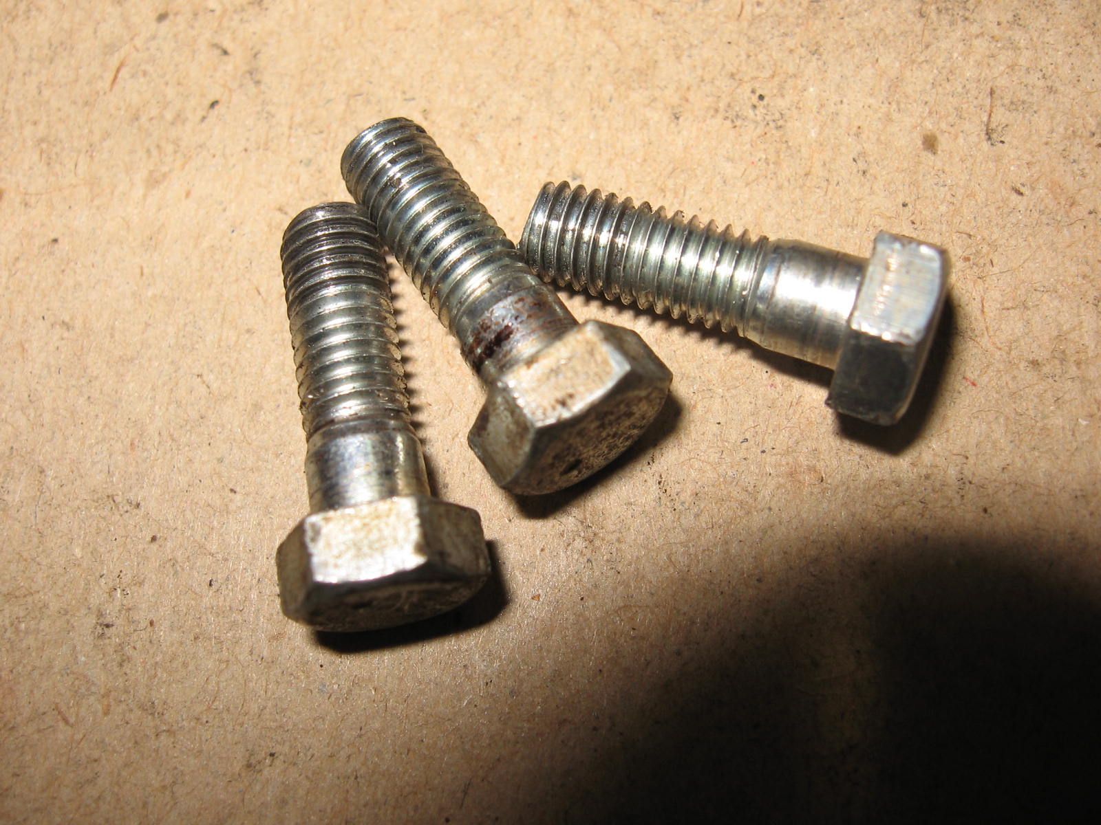 3x bout m5 met dikke borst , hevel gasschuif	gs750 gs1000 t/m 79	01104-05168	01500-0516B