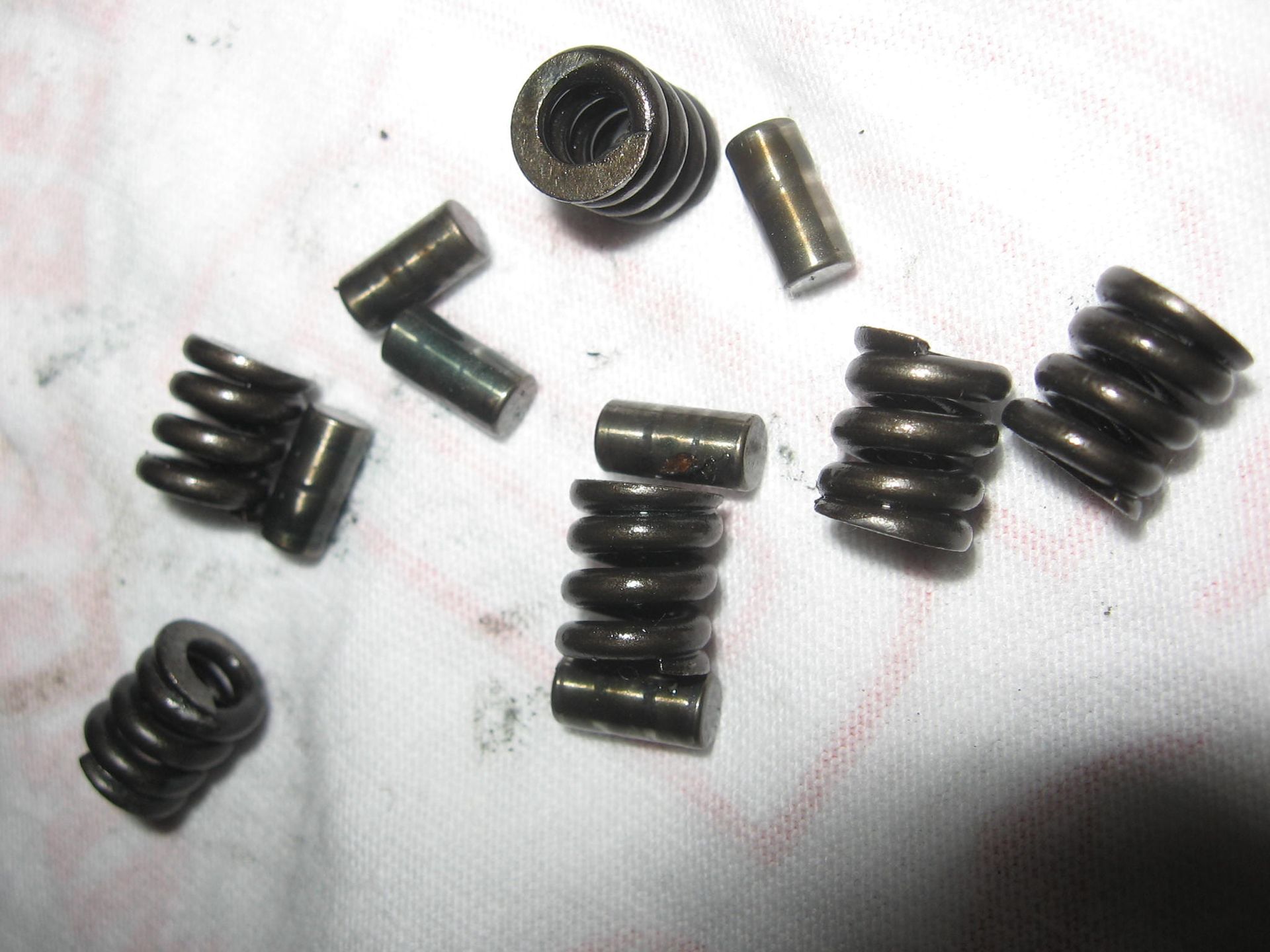 90501-21133 + 93605-10090 , 6 stuks veer + pin breaker drive gear -- o.a TR1