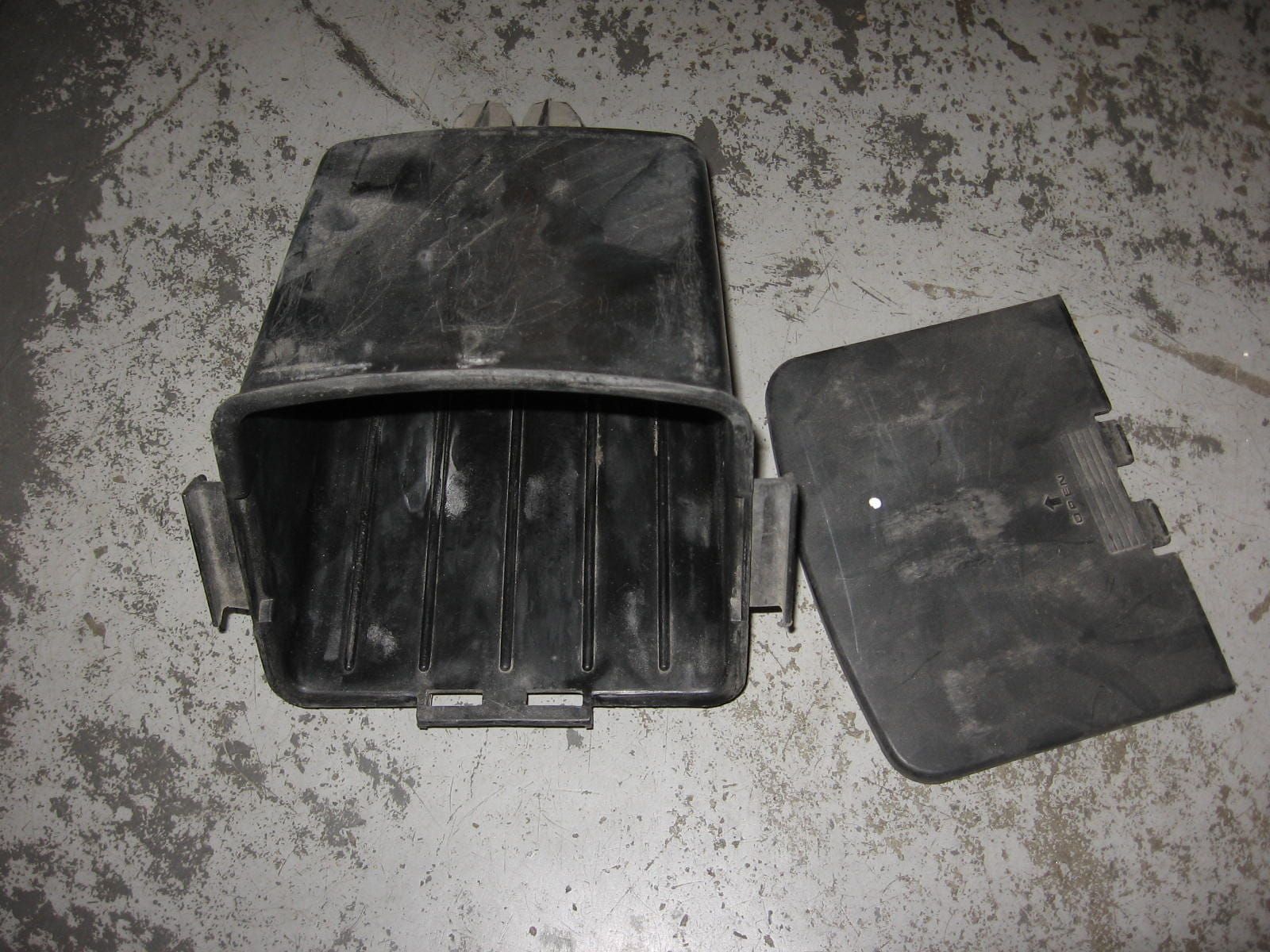 gereedschapsbak in kontje 	Vf750s 82-83 vf700s1984-85	77240-mb0-000 + 77241-mb0-000