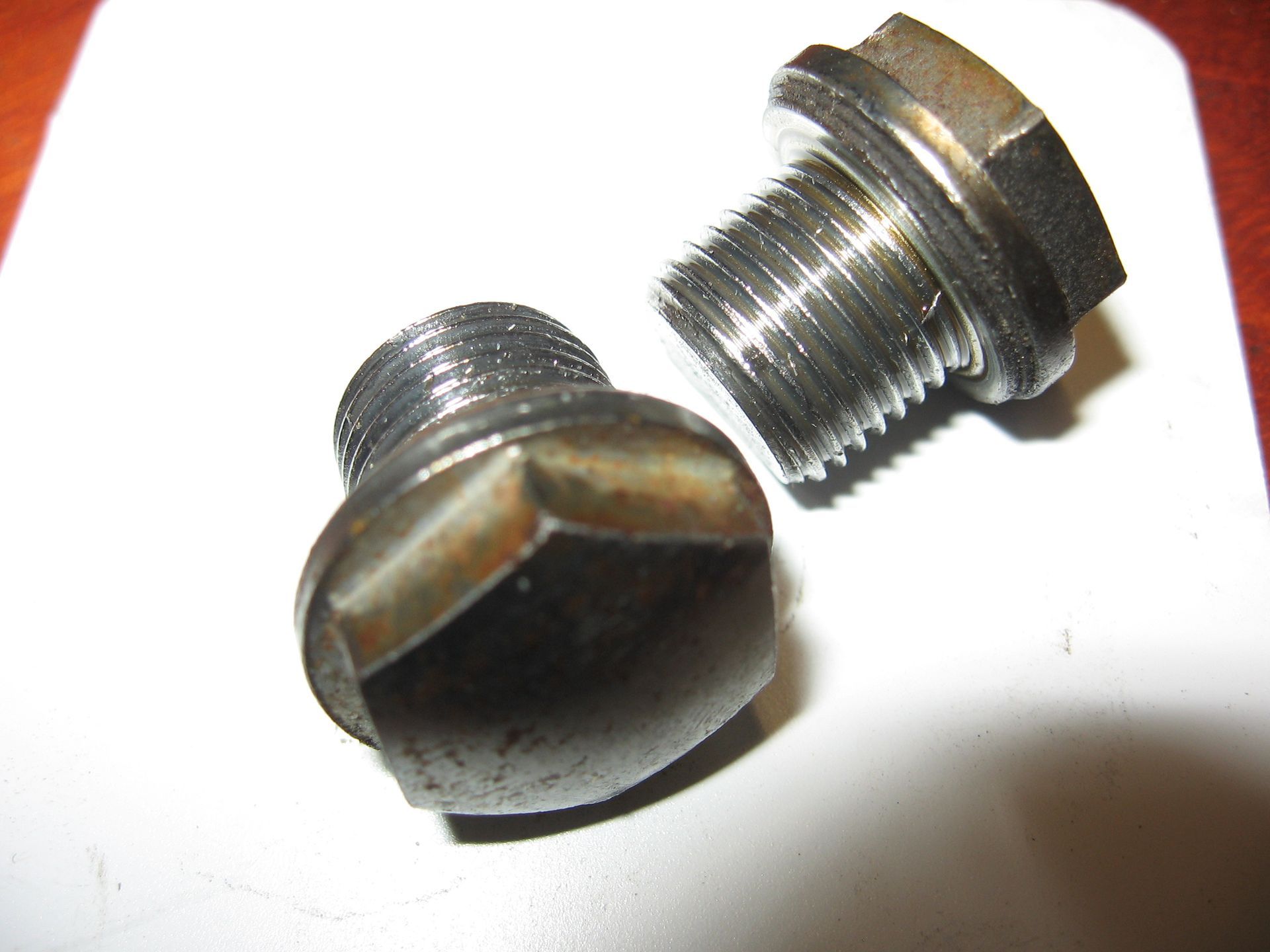 1x plug 14x12 , afdichtplug gat tuimelaarsas aan zijkant kop	Gsx400e 84 86	09247-14012 , 09247-14026