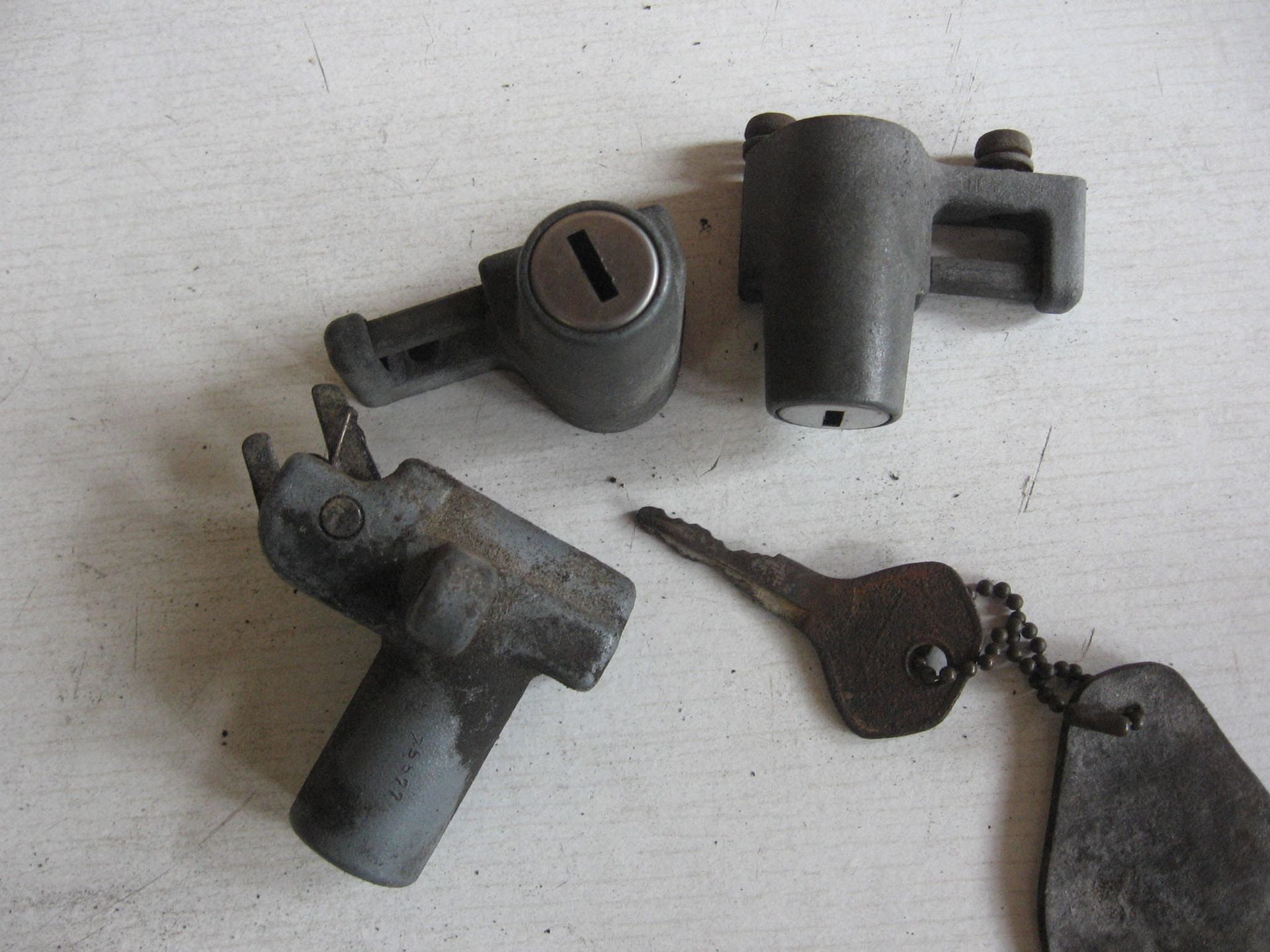 2x helmslot + zadelslot , 1 sleutel	kz550 ltd 1980 kz550 1980-84	27016-5010	, set	werking zadelslot niet goed