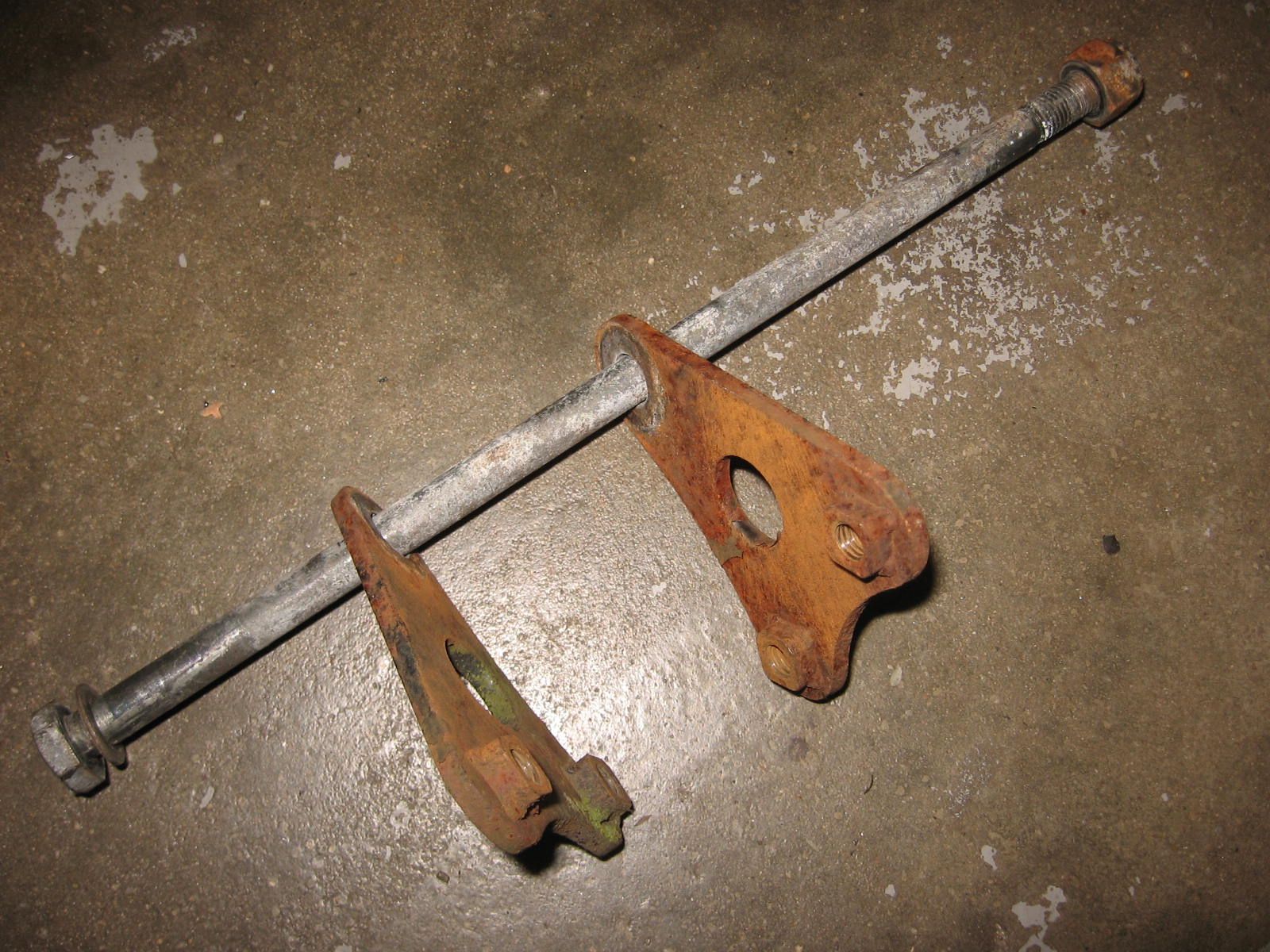 blokbevestiging bout m10x270 met schetsplaat links en rechts achterkant	Gs850g 1979-83 gs1000 80-81 	09100-10074 ,41970-45100-019 , 41980-45100-019