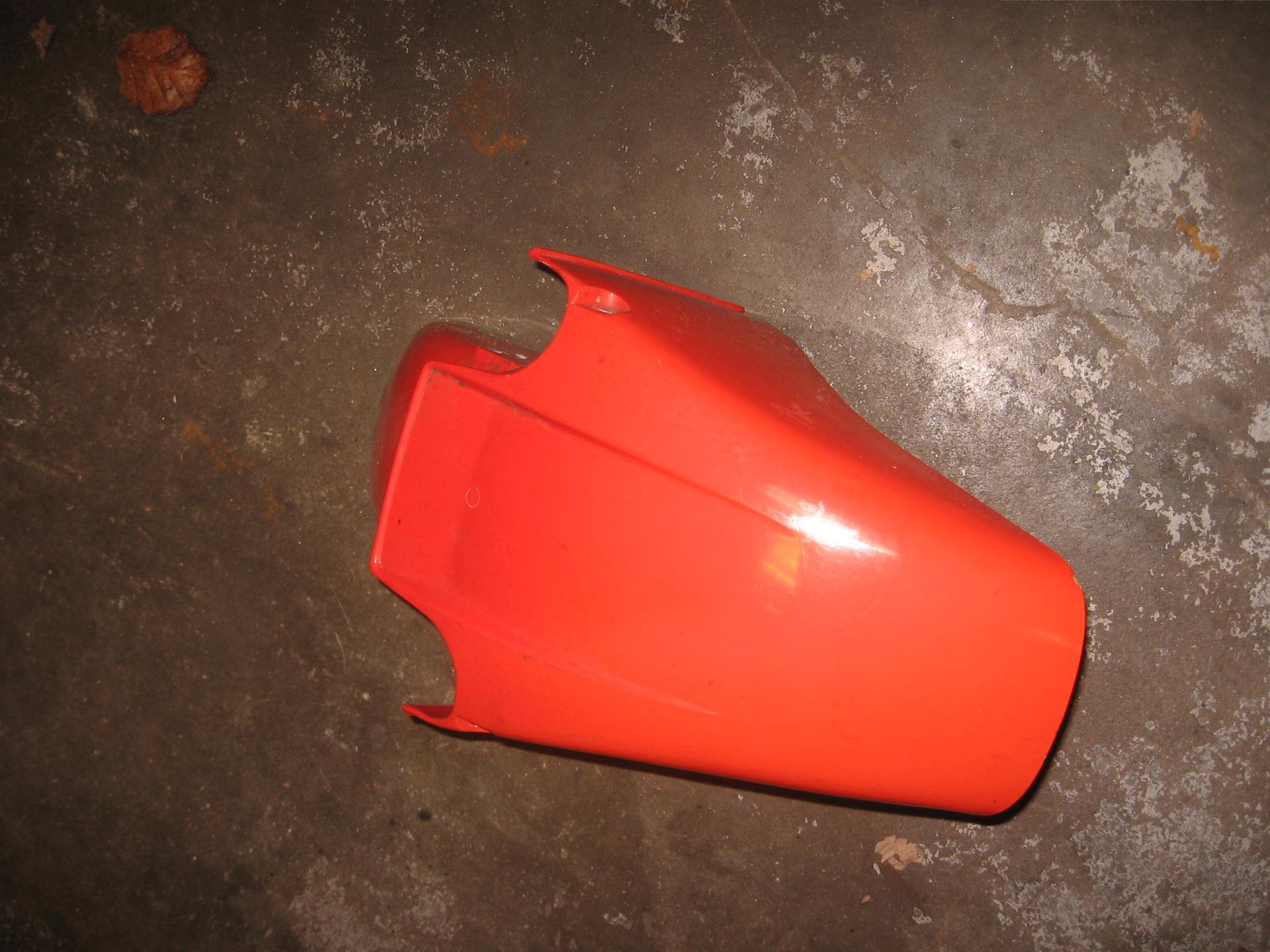 voor spatbord rood /Heel . Lak schaden/ vfr750f 1986 		61100-ml7-010