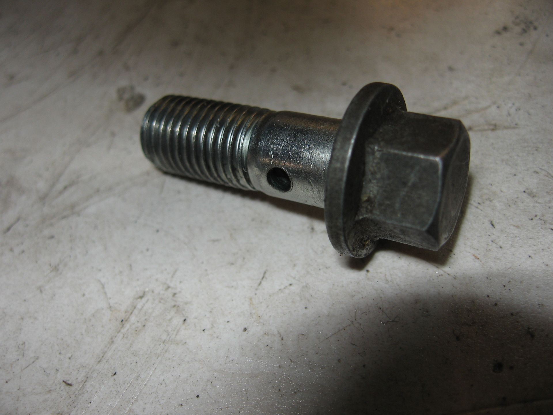 banjobout olieleiding op kop 	Cb750c 1980-82 ,cb750 cb900 80-82	15532-425-010